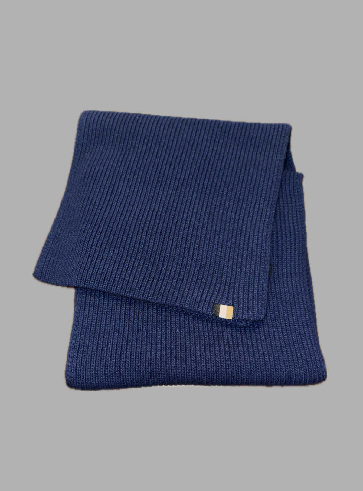 Cachecol canelado com bandeira da marca