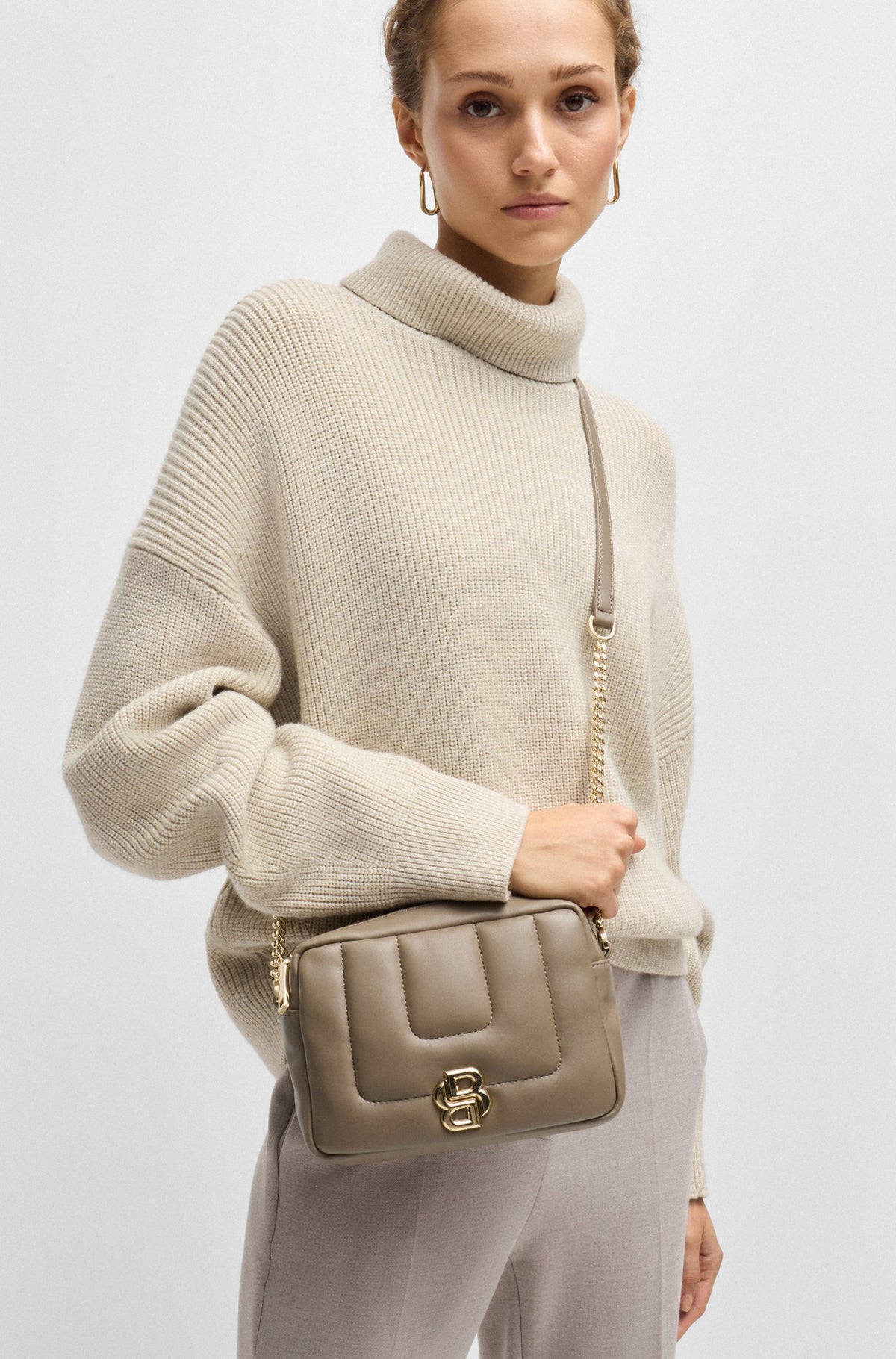 Mala a tiracolo acolchoada com monograma Double B