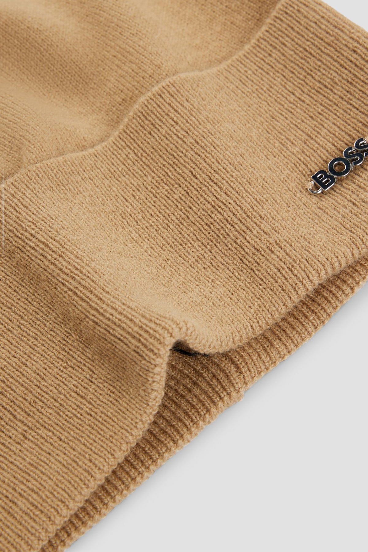 Gorro em lã e caxemira com logotipo em metal