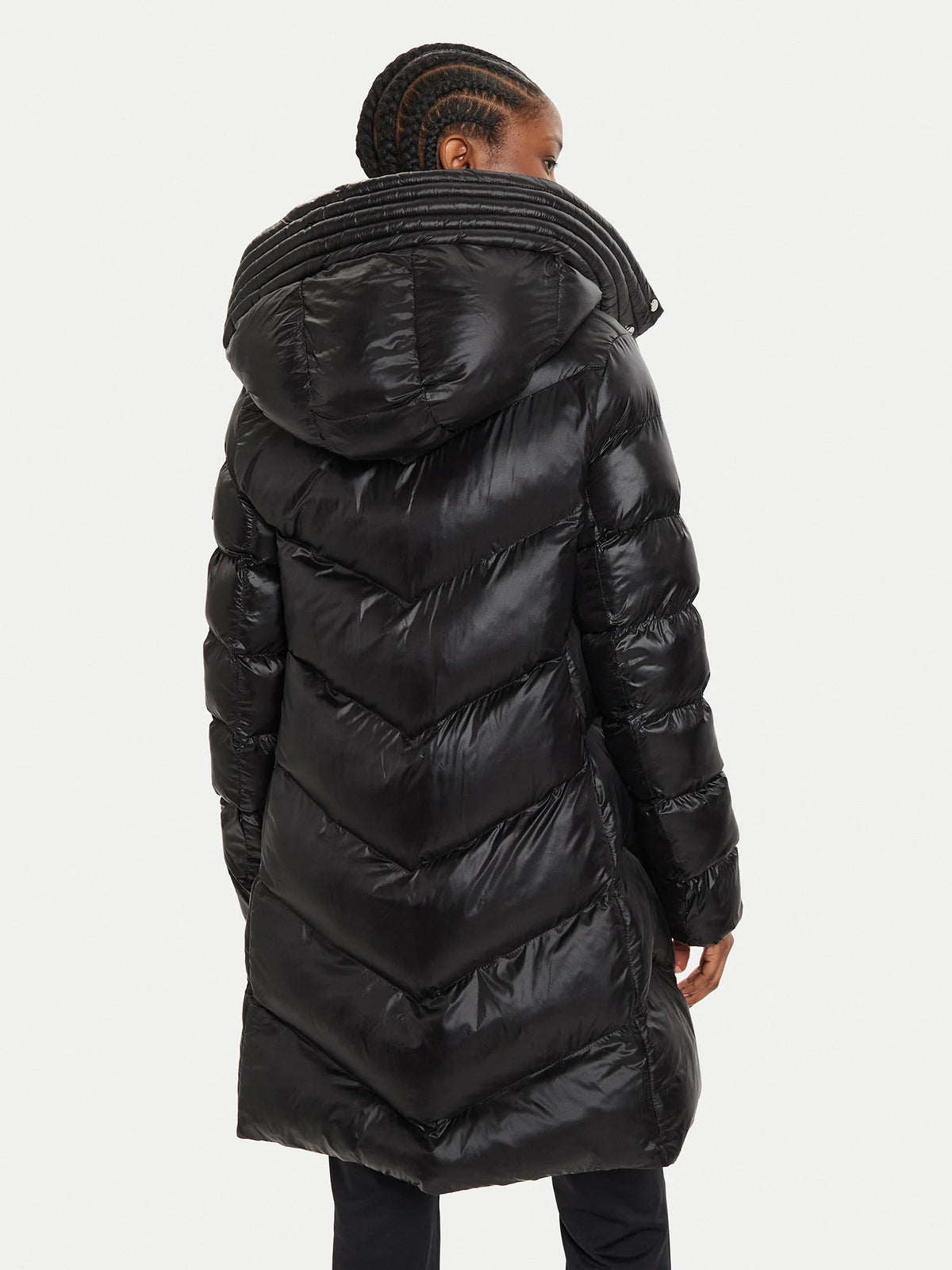 Casaco acolchoado e repelente à água com acabamentos polidos