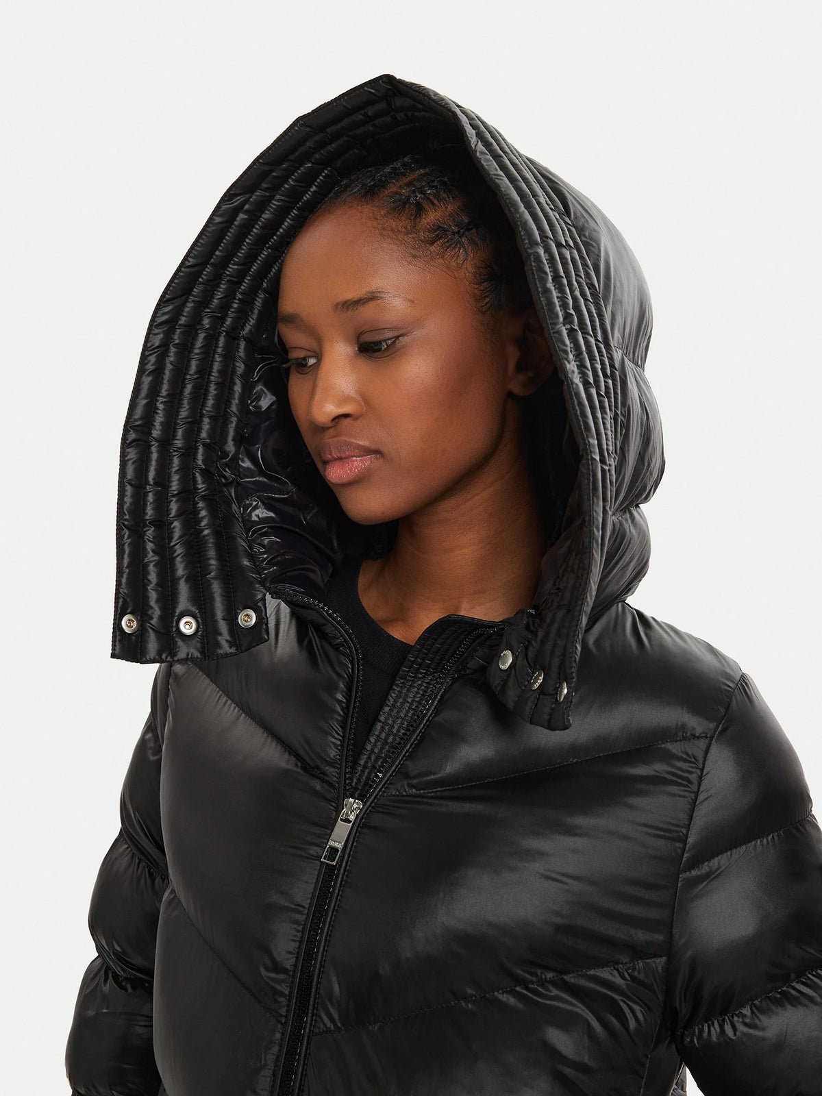 Casaco acolchoado e repelente à água com acabamentos polidos