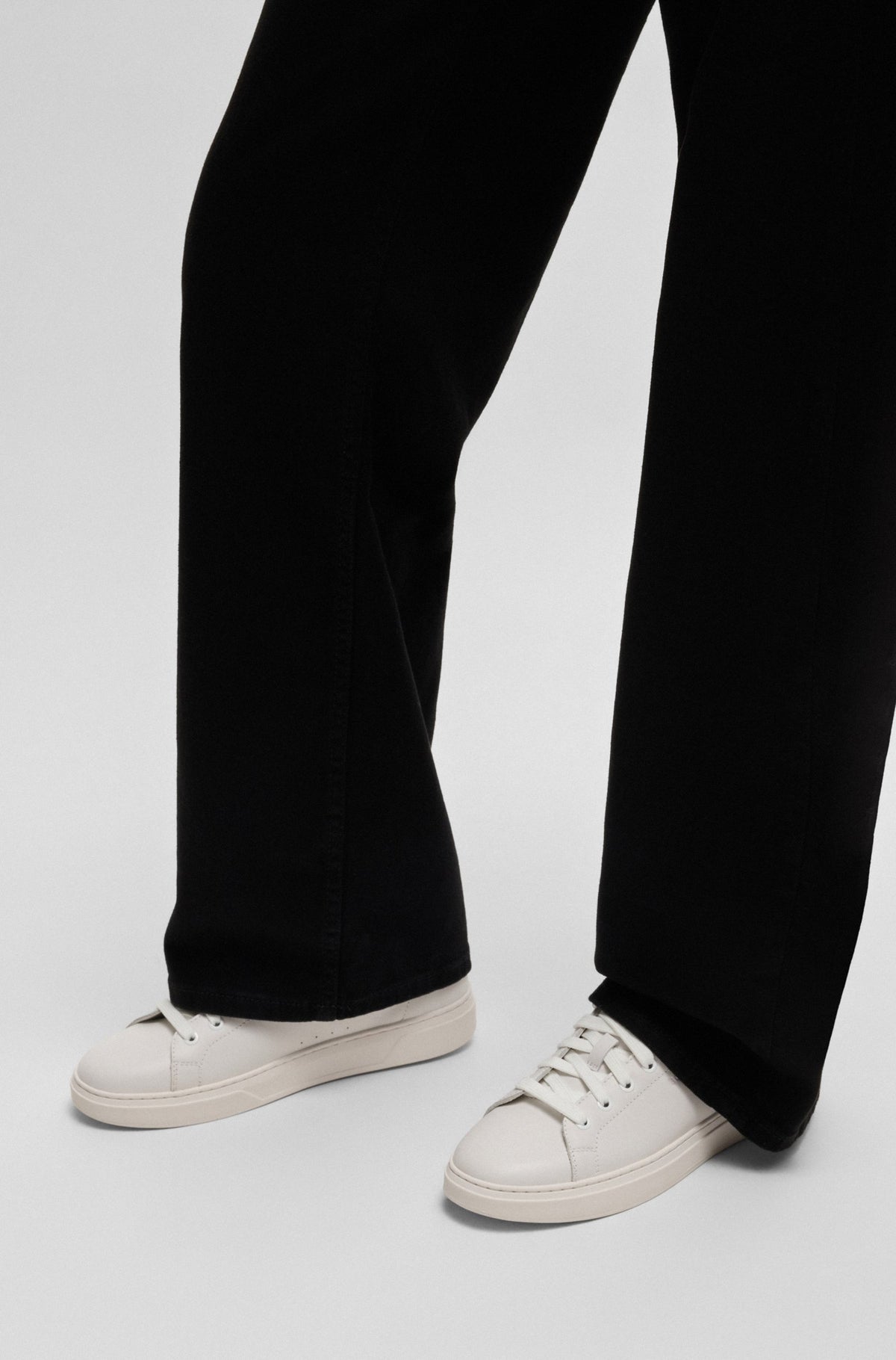 Sapatilhas em pele com aba traseira em camurça