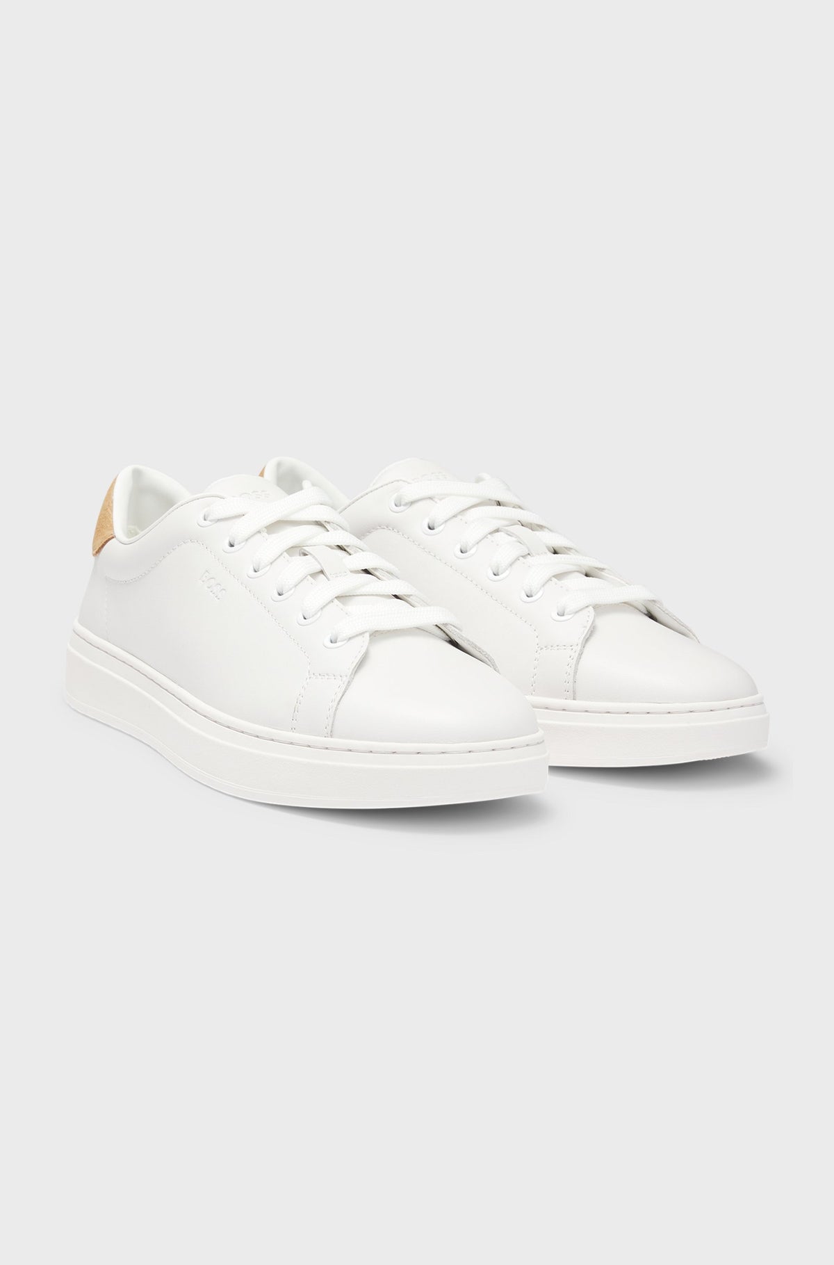 Sapatilhas em pele com aba traseira em camurça