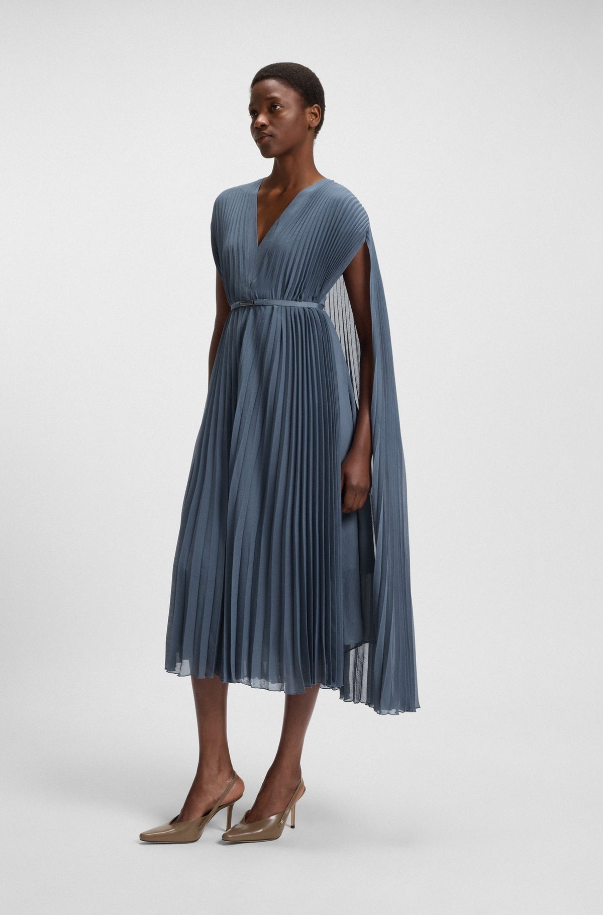 Vestido com cinto em chiffon enrugado com sobreposição