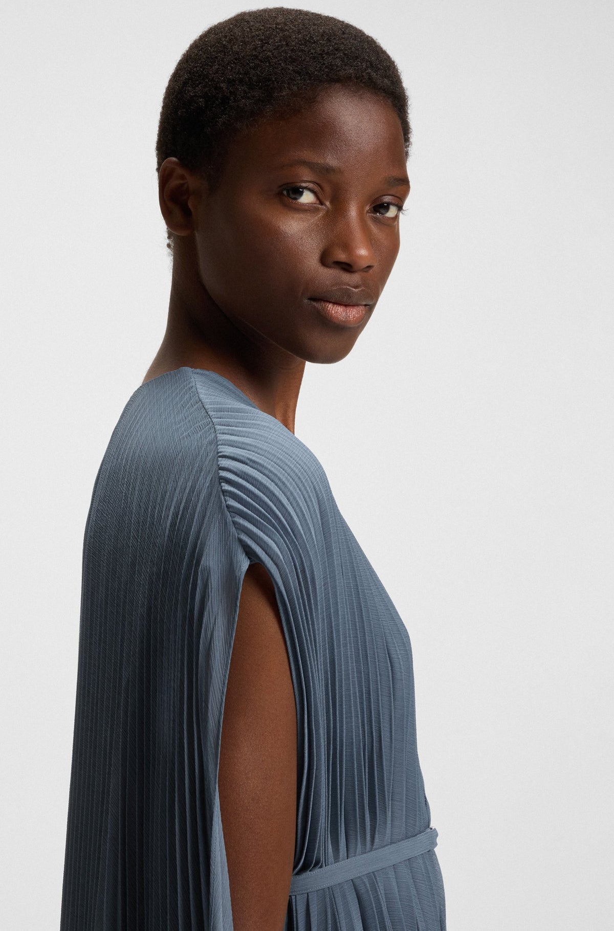 Vestido com cinto em chiffon enrugado com sobreposição