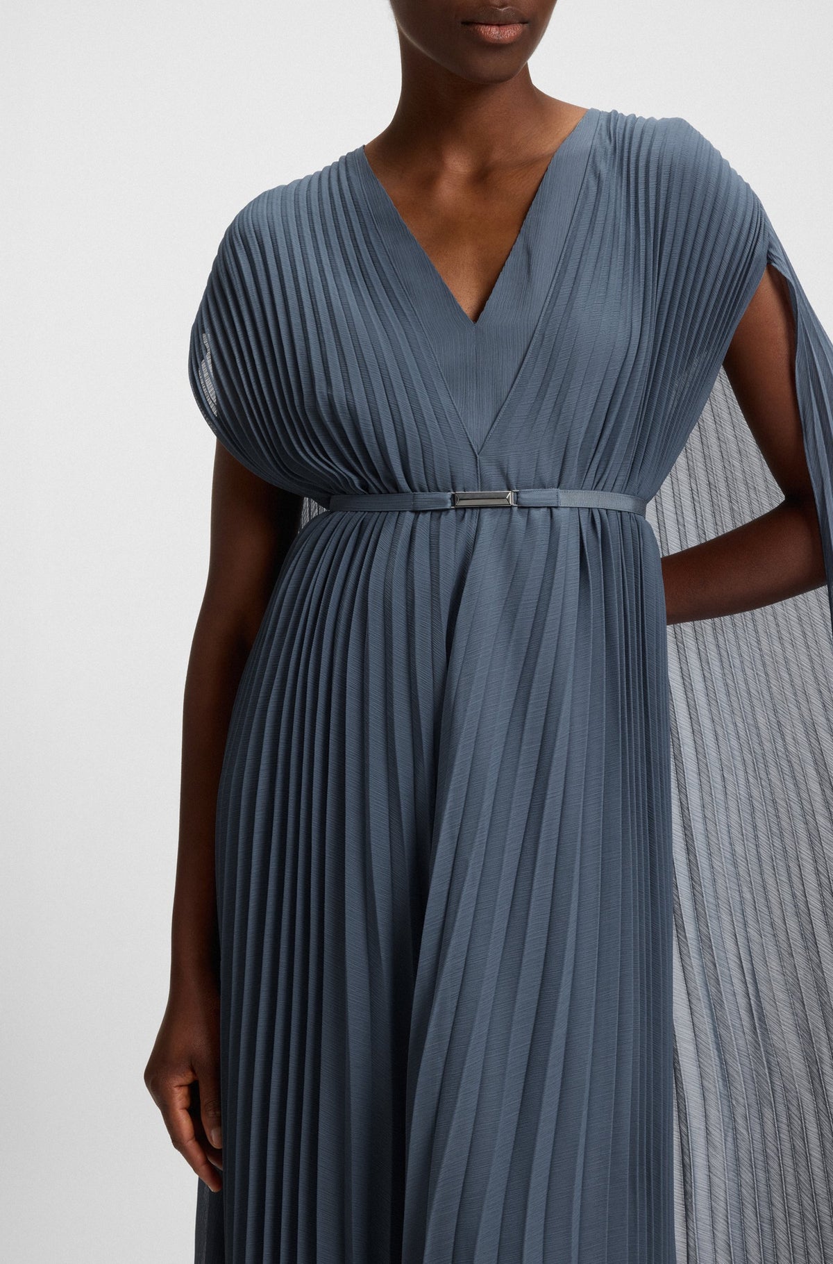 Vestido com cinto em chiffon enrugado com sobreposição