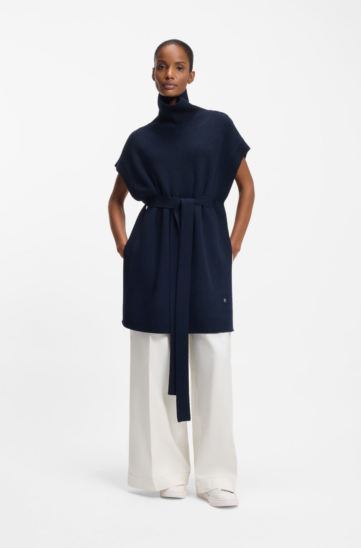 Sapatilhas em pele com logótipos em relevo