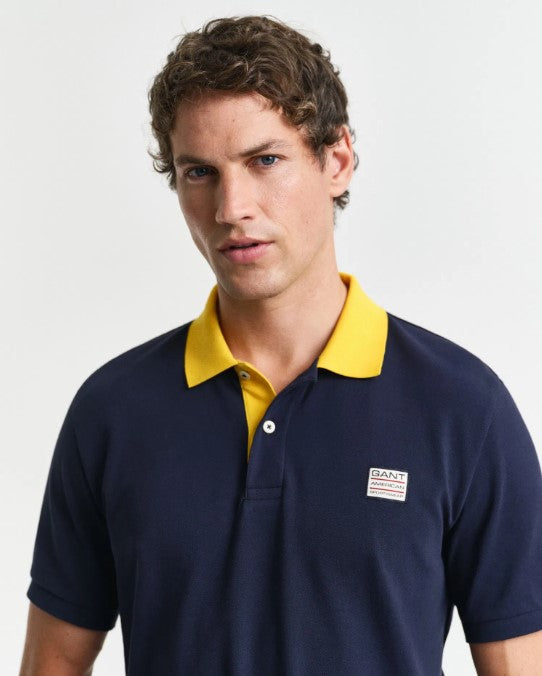 Polo com colarinho contrastante