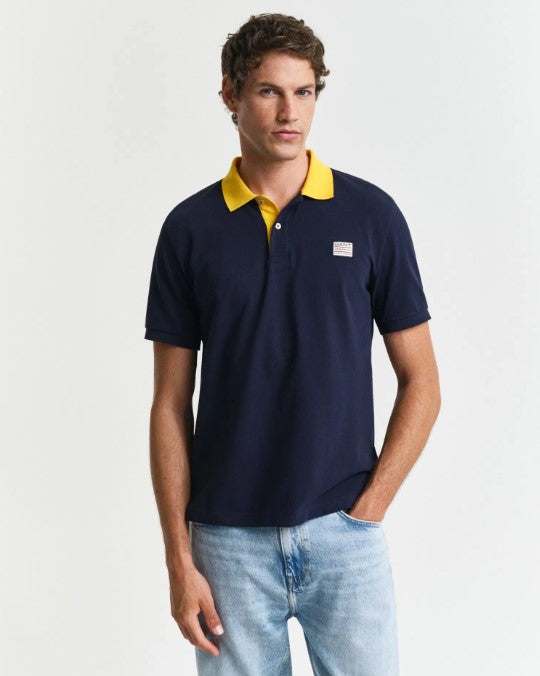 Polo com colarinho contrastante