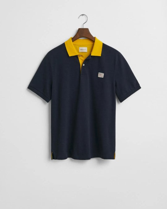 Polo com colarinho contrastante