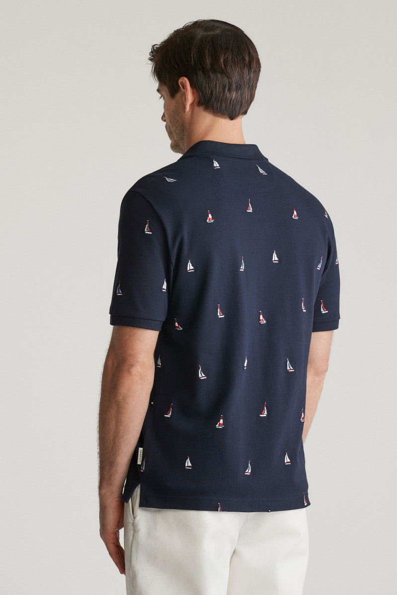 Polo com barcos bordados