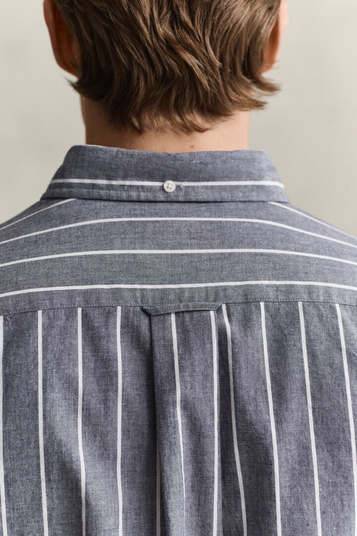 Camisa em popelina e mistura de tecidos às riscas