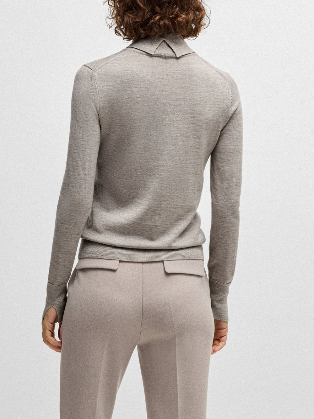 Camisola de gola alta em lã virgem