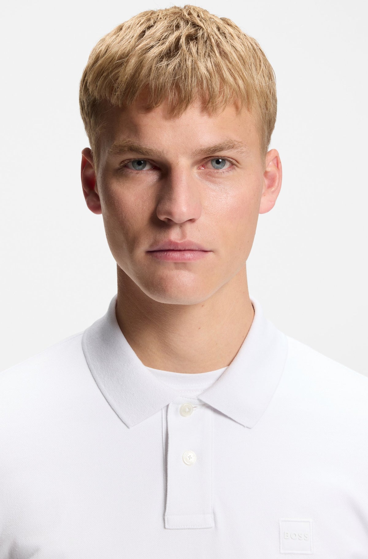 Polo de ajuste slim em algodão elástico com emblema com logótipo