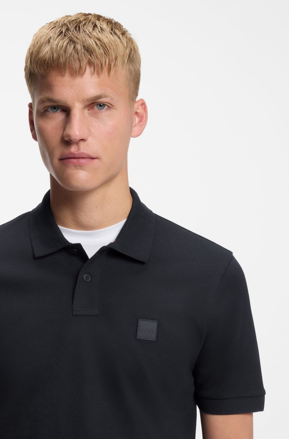 Polo de ajuste slim em algodão elástico com emblema com logótipo