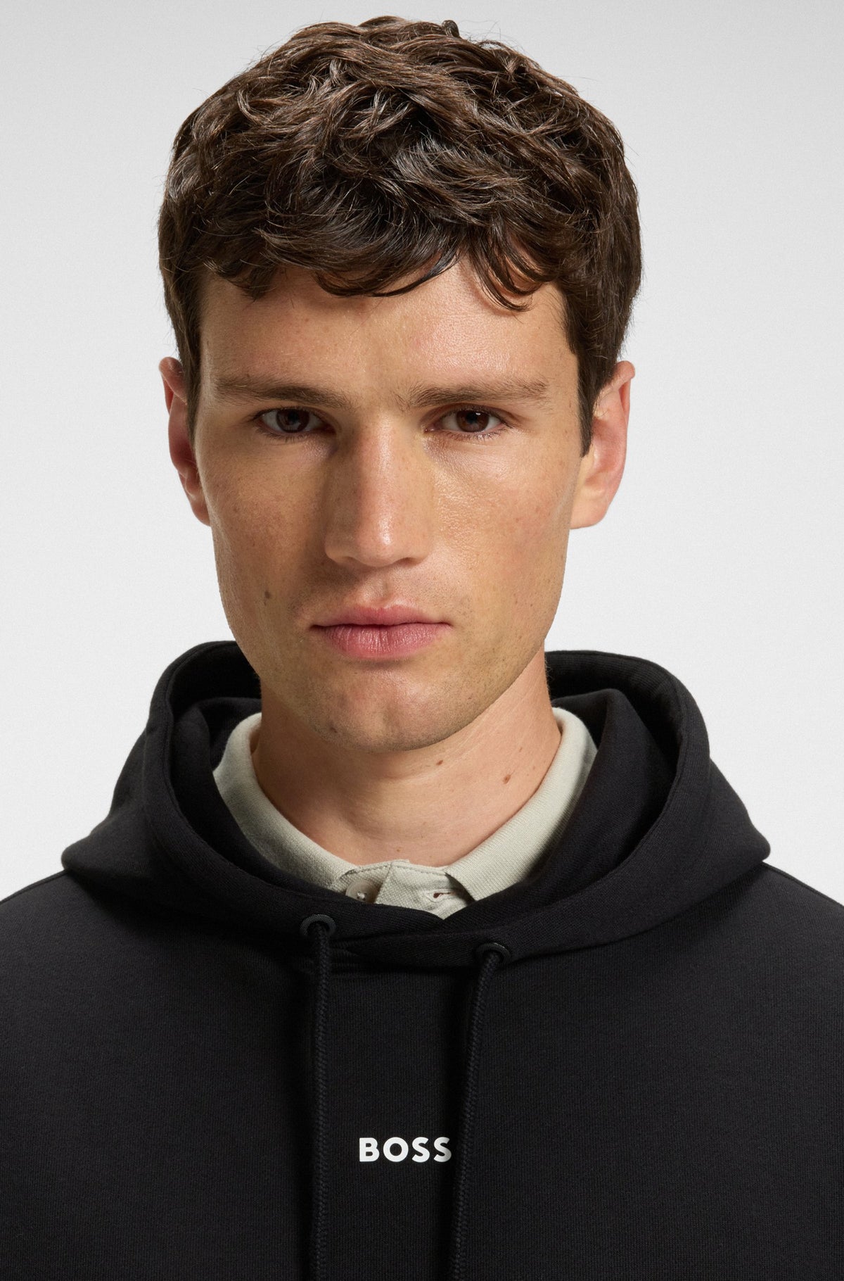 Camisola com capuz em velo feito de terry de algodão com o logótipo contrastante