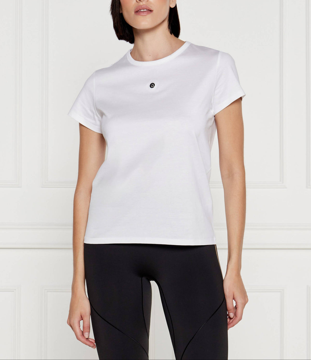 T-shirt em algodão orgânico de ajuste slim com logótipo em placa metálica