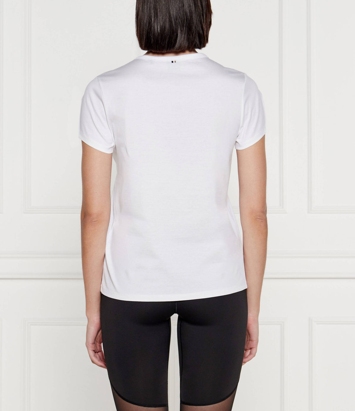 T-shirt em algodão orgânico de ajuste slim com logótipo em placa metálica