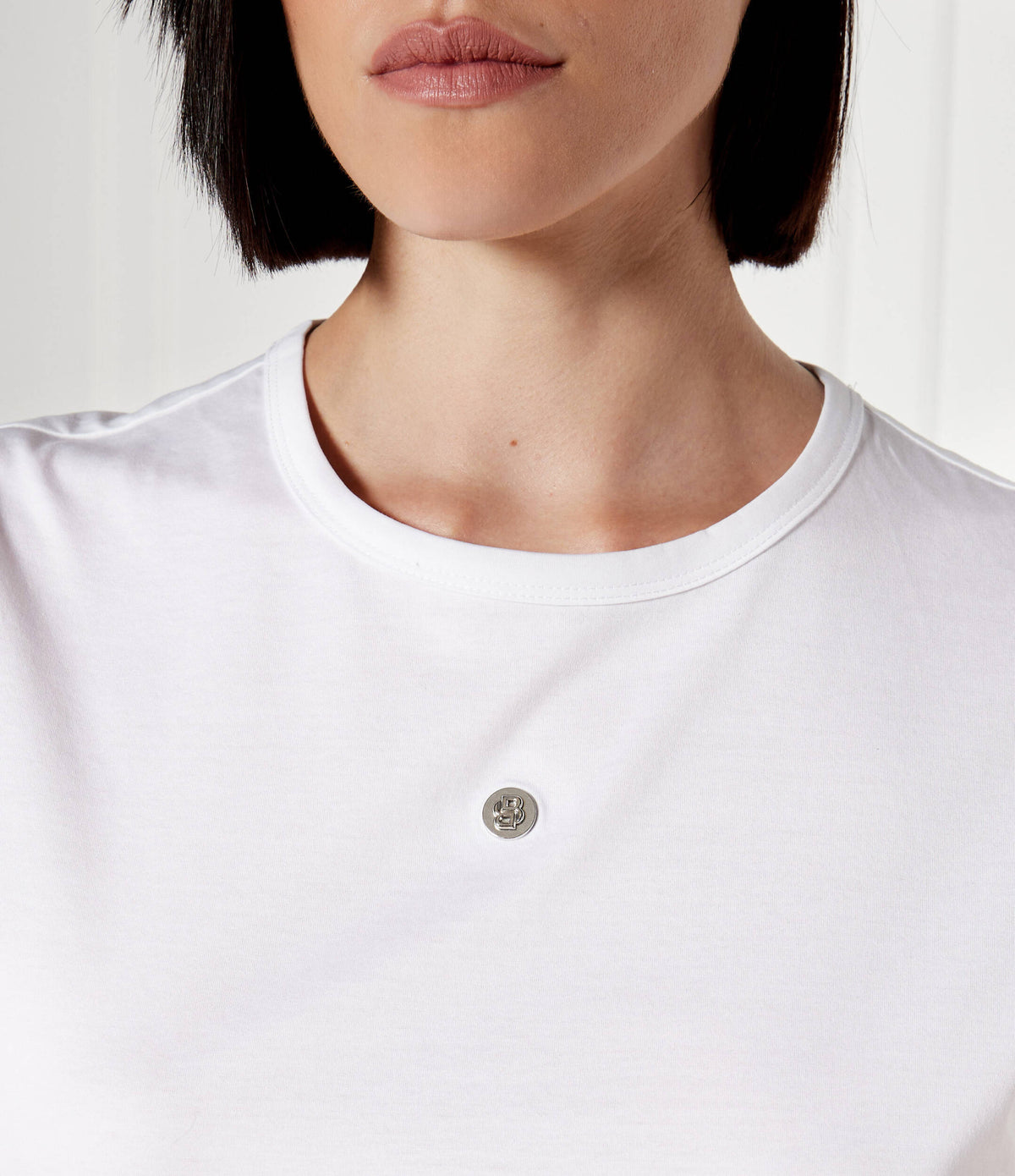 T-shirt em algodão orgânico de ajuste slim com logótipo em placa metálica