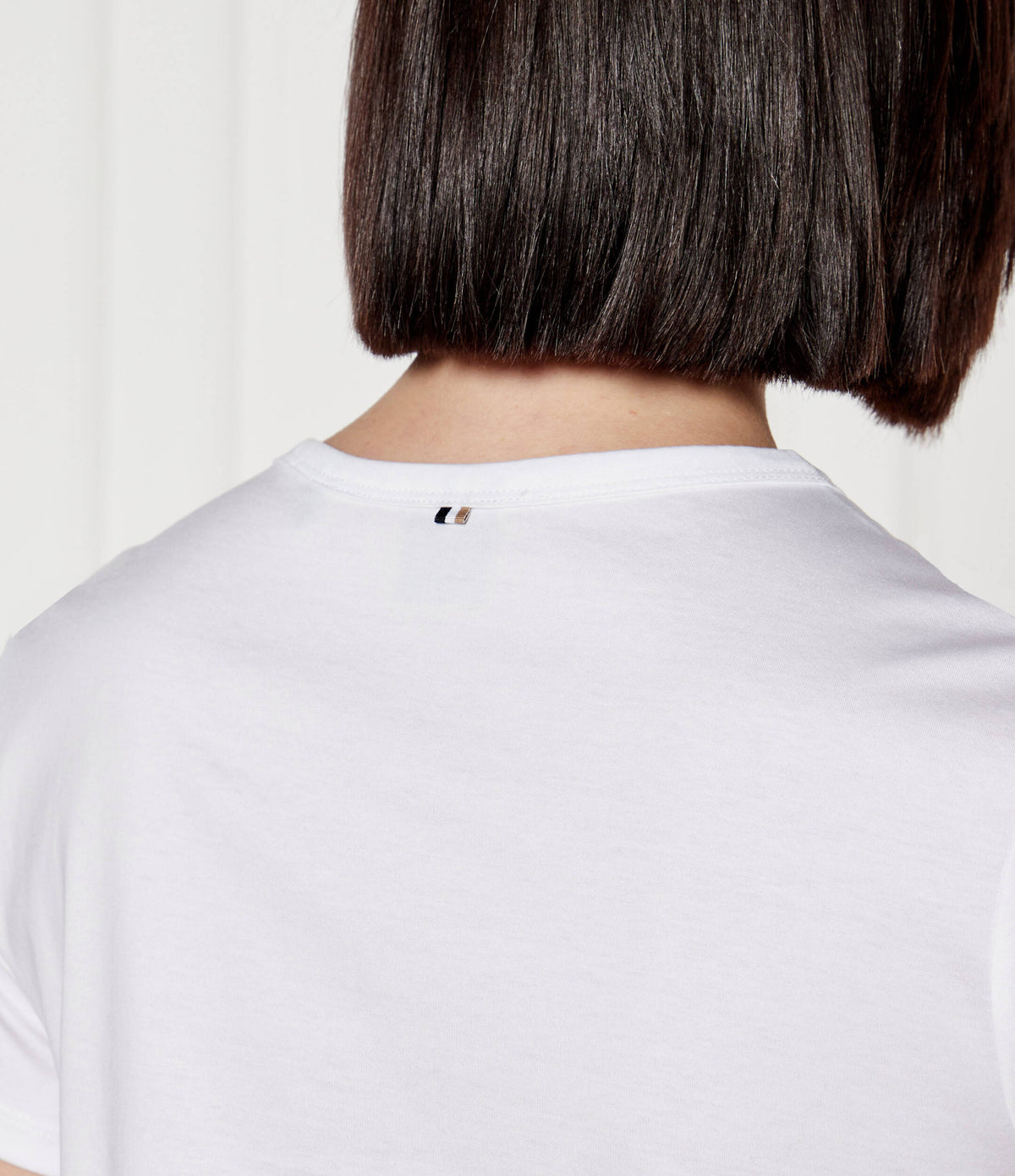 T-shirt em algodão orgânico de ajuste slim com logótipo em placa metálica