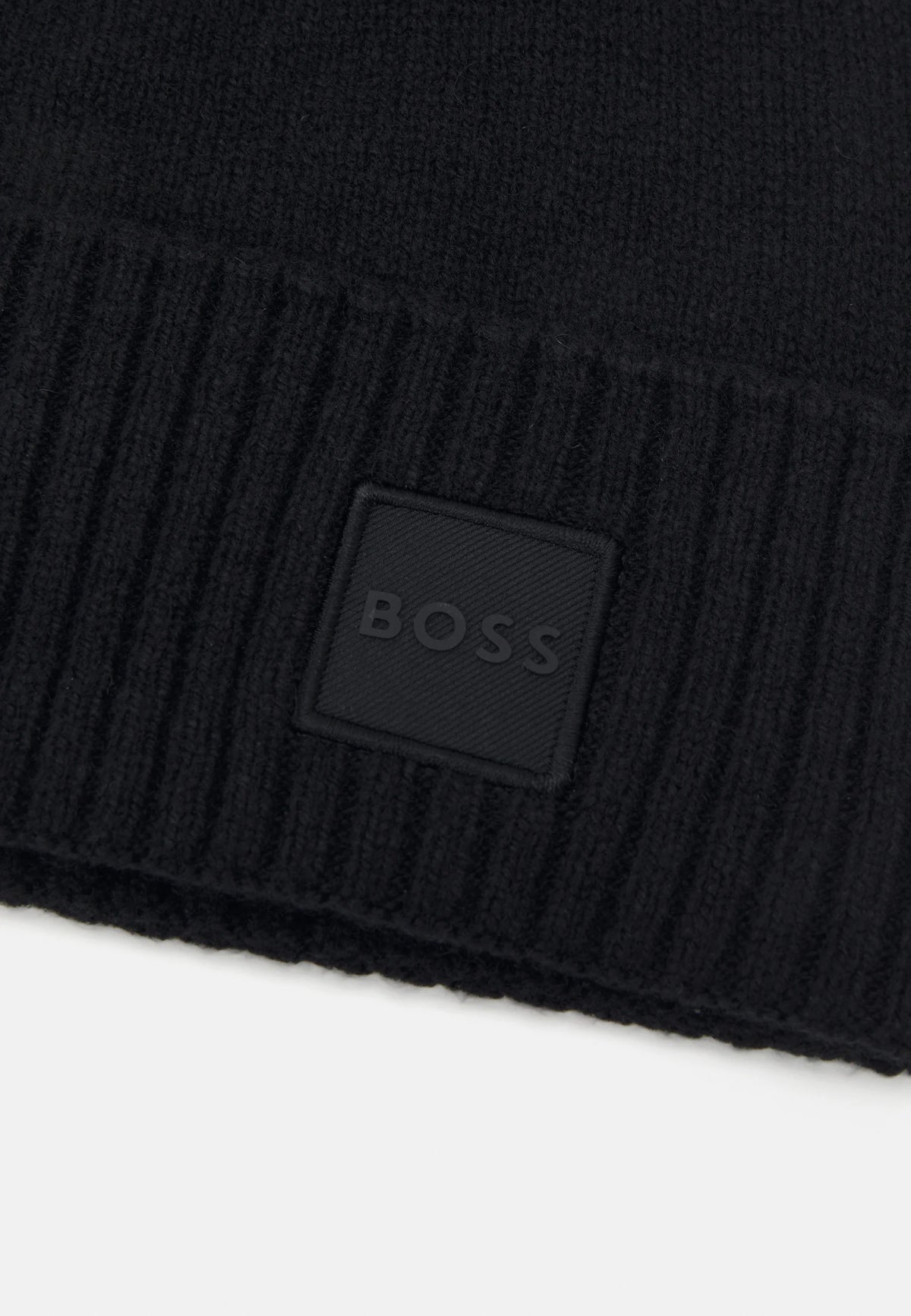 Gorro em malha simples com bainha canelada e emblema de logótipo tecido