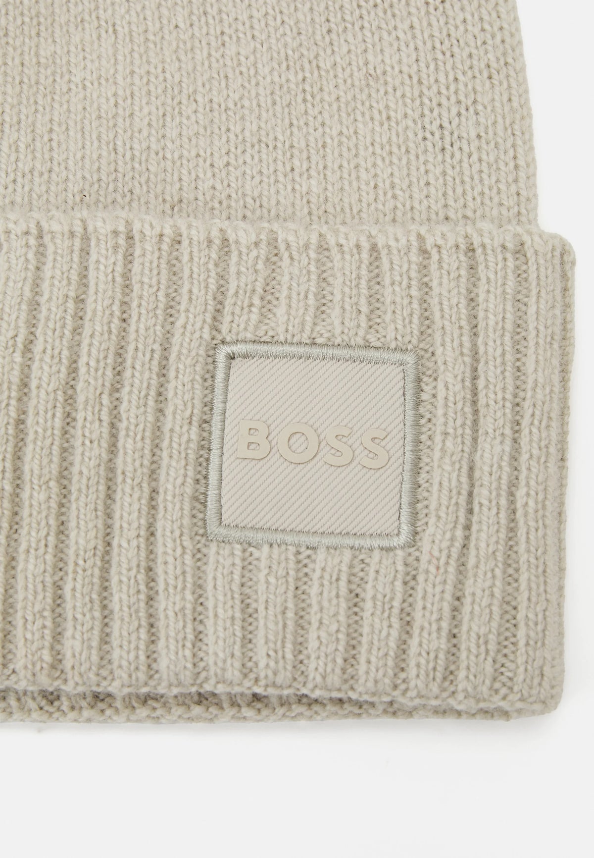 Gorro em malha simples com bainha canelada e emblema de logótipo tecido