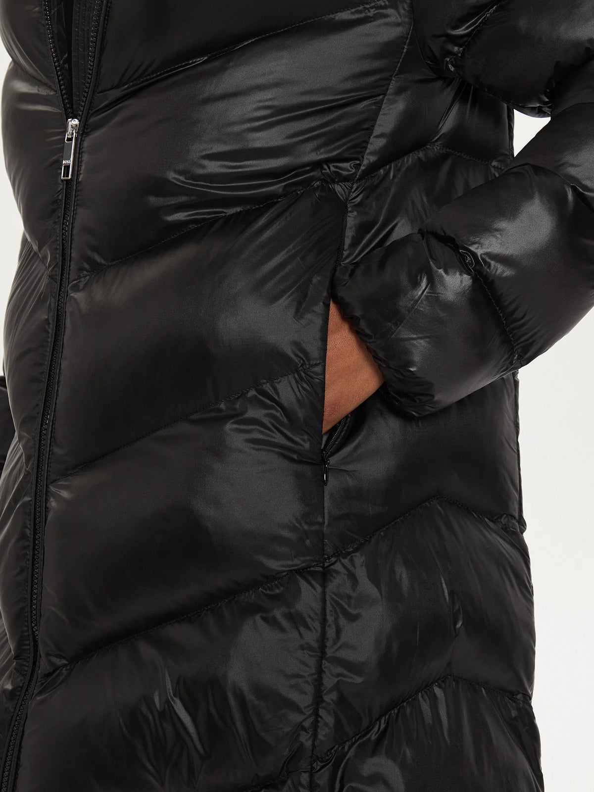 Casaco acolchoado e repelente à água com acabamentos polidos