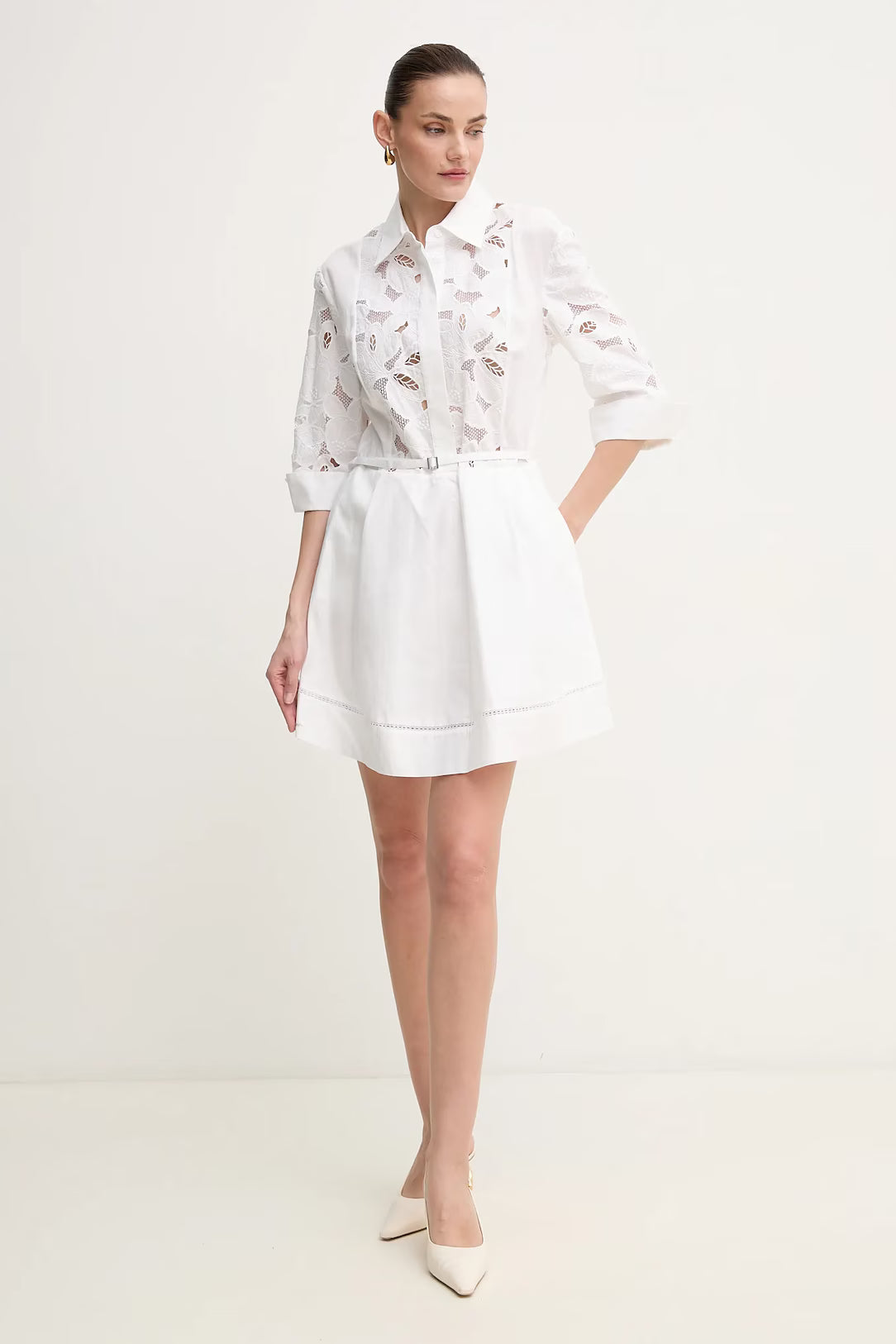 Vestido curto com detalhes em bordado inglês