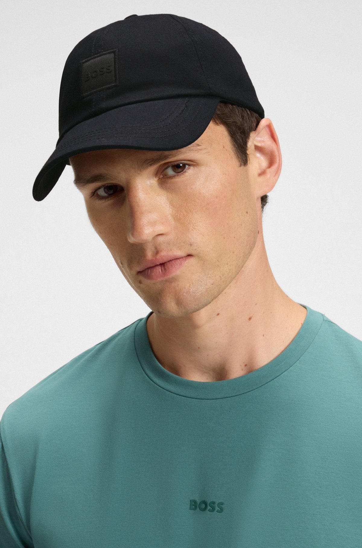 Boné em sarja de algodão com emblema de logótipo