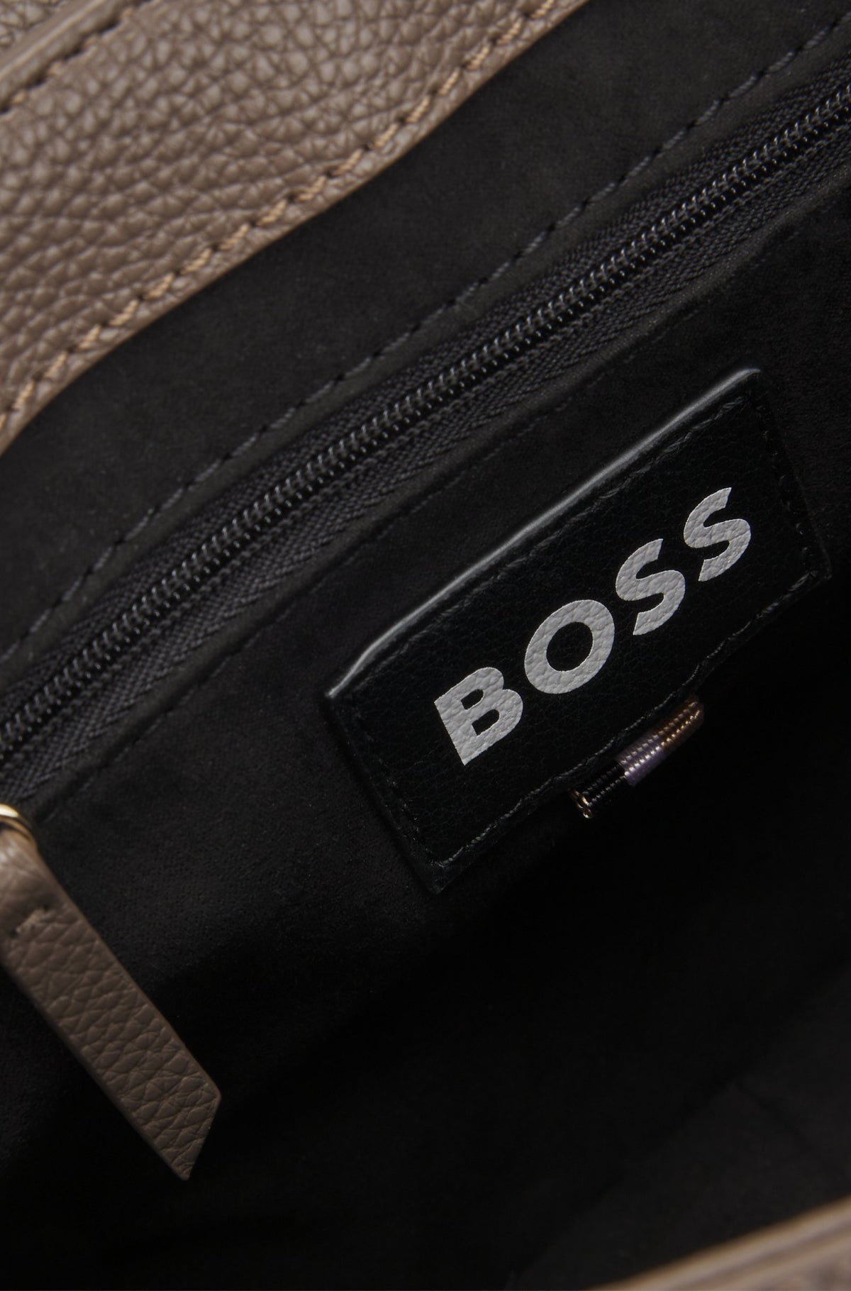 Mala em pele sintética granulada com monograma Double B