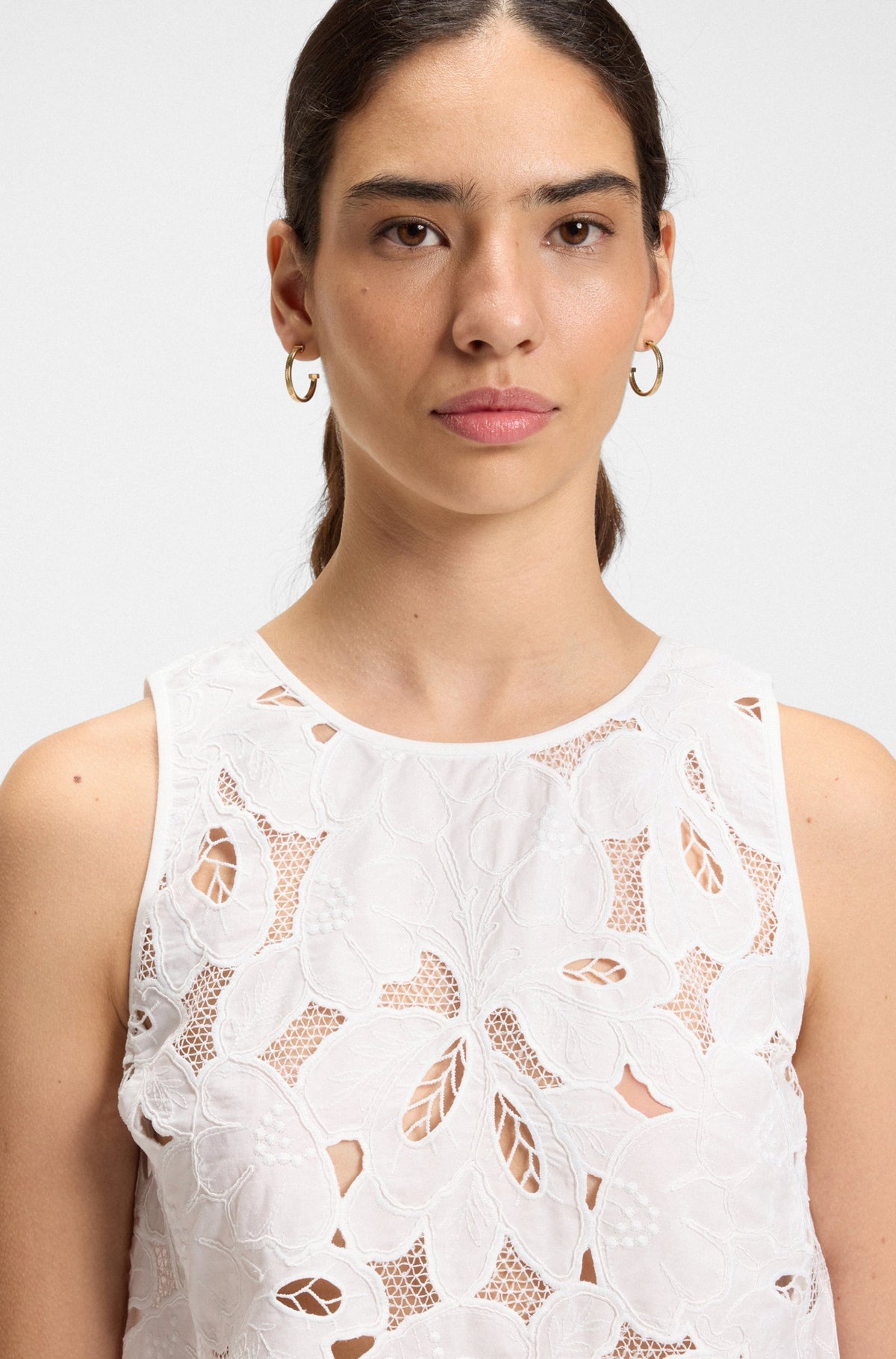 Blusa feita em bordado inglês de mistura de algodão