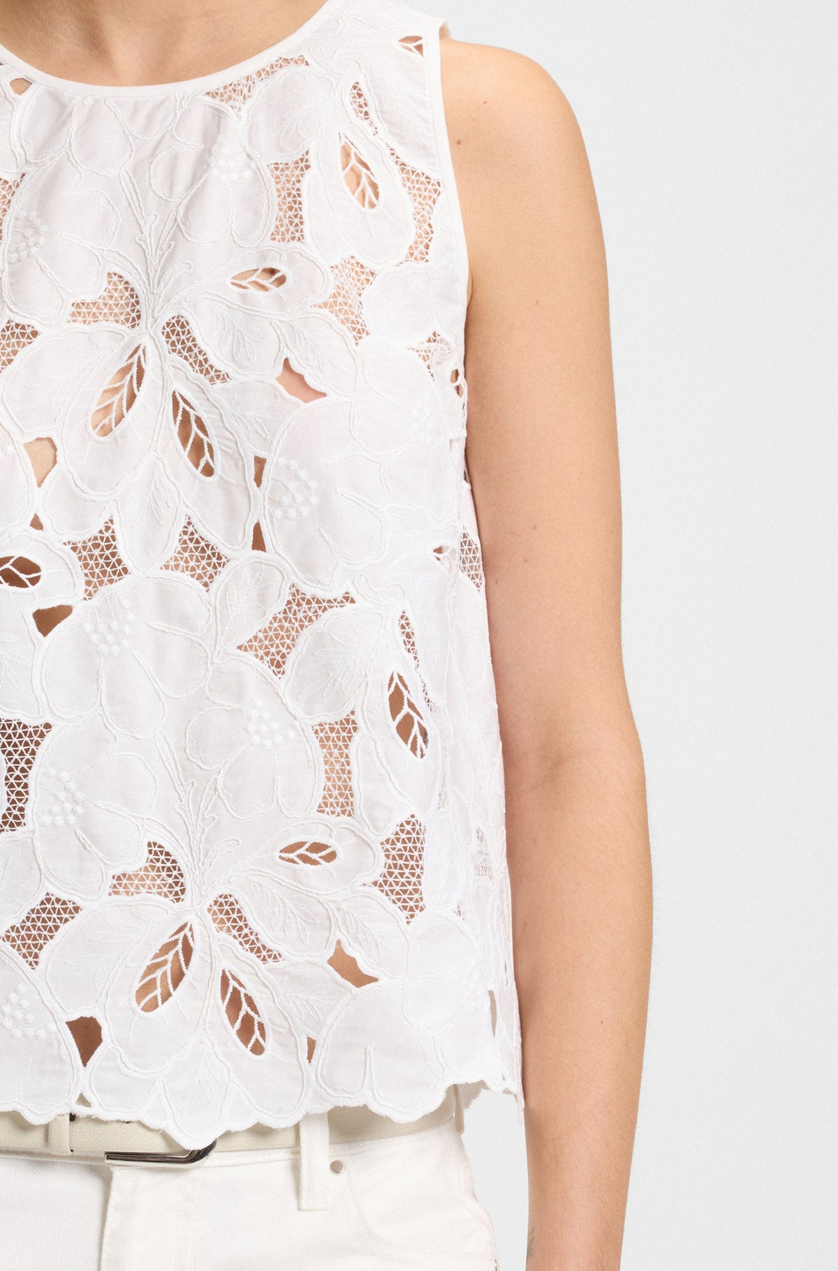 Blusa feita em bordado inglês de mistura de algodão