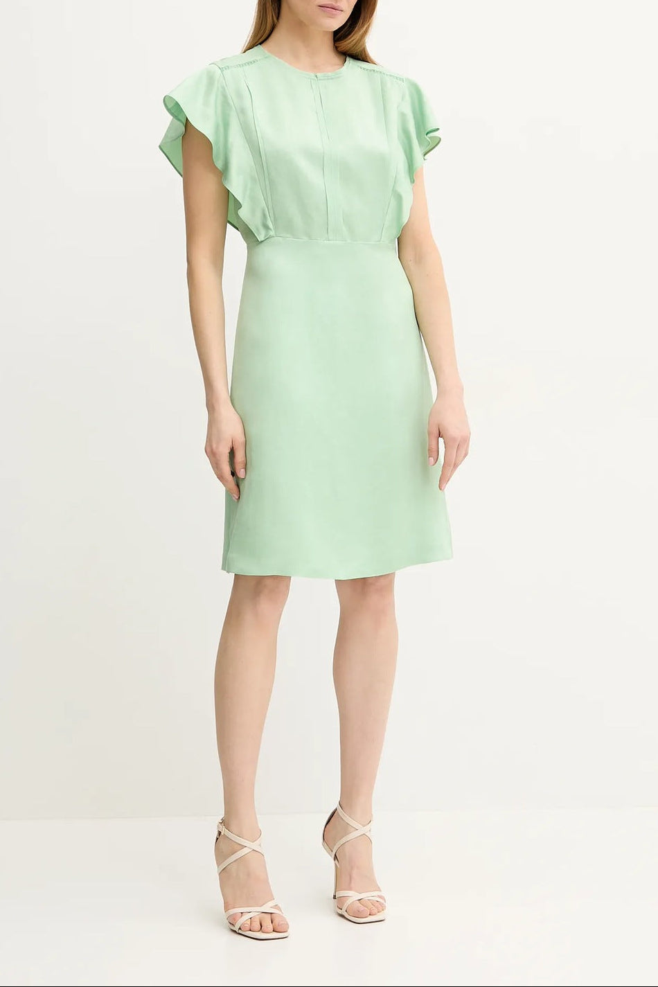 Vestido com decote fechado e mangas com babados