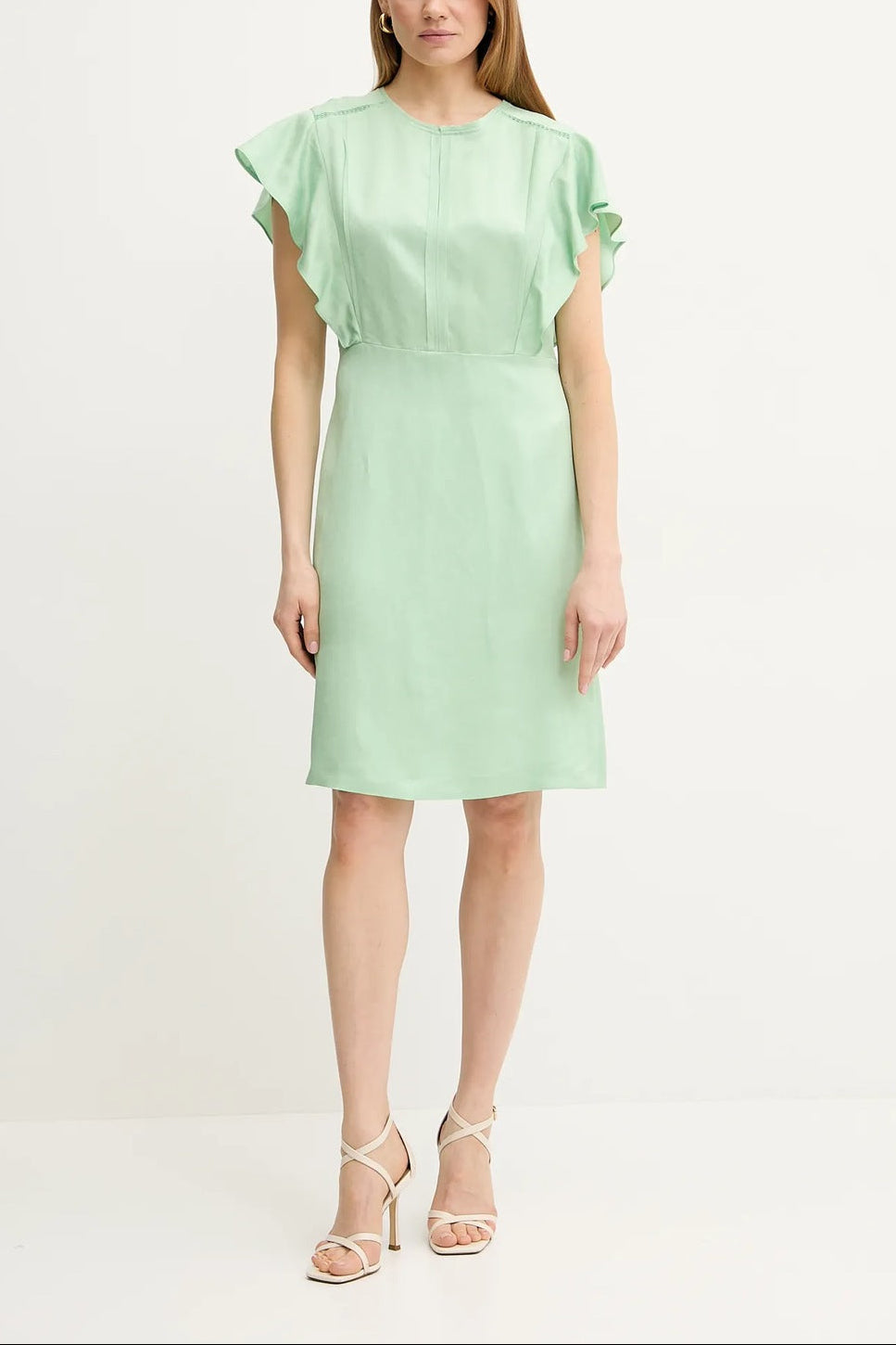 Vestido com decote fechado e mangas com babados