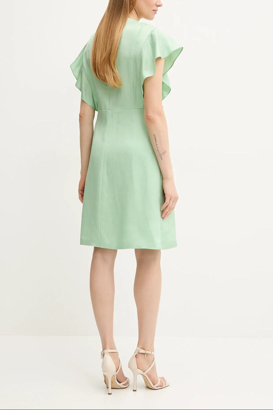 Vestido com decote fechado e mangas com babados