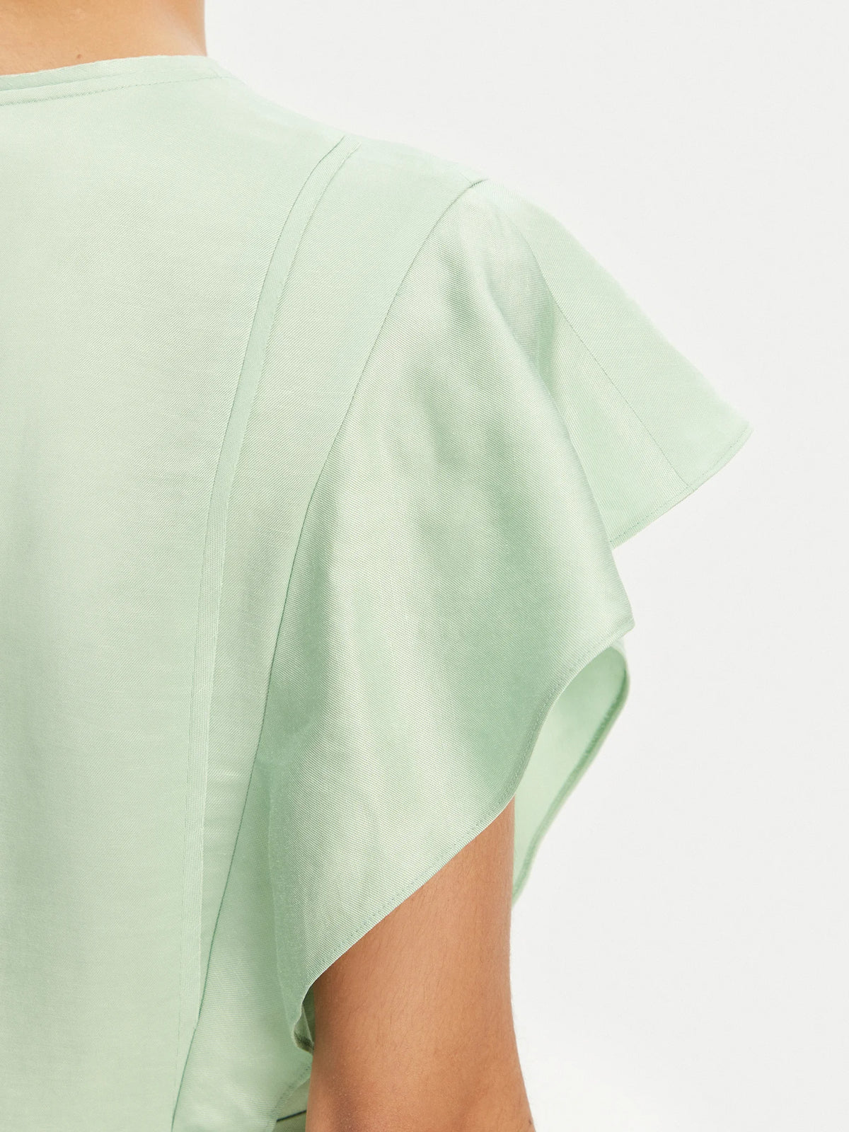 Vestido com decote fechado e mangas com babados