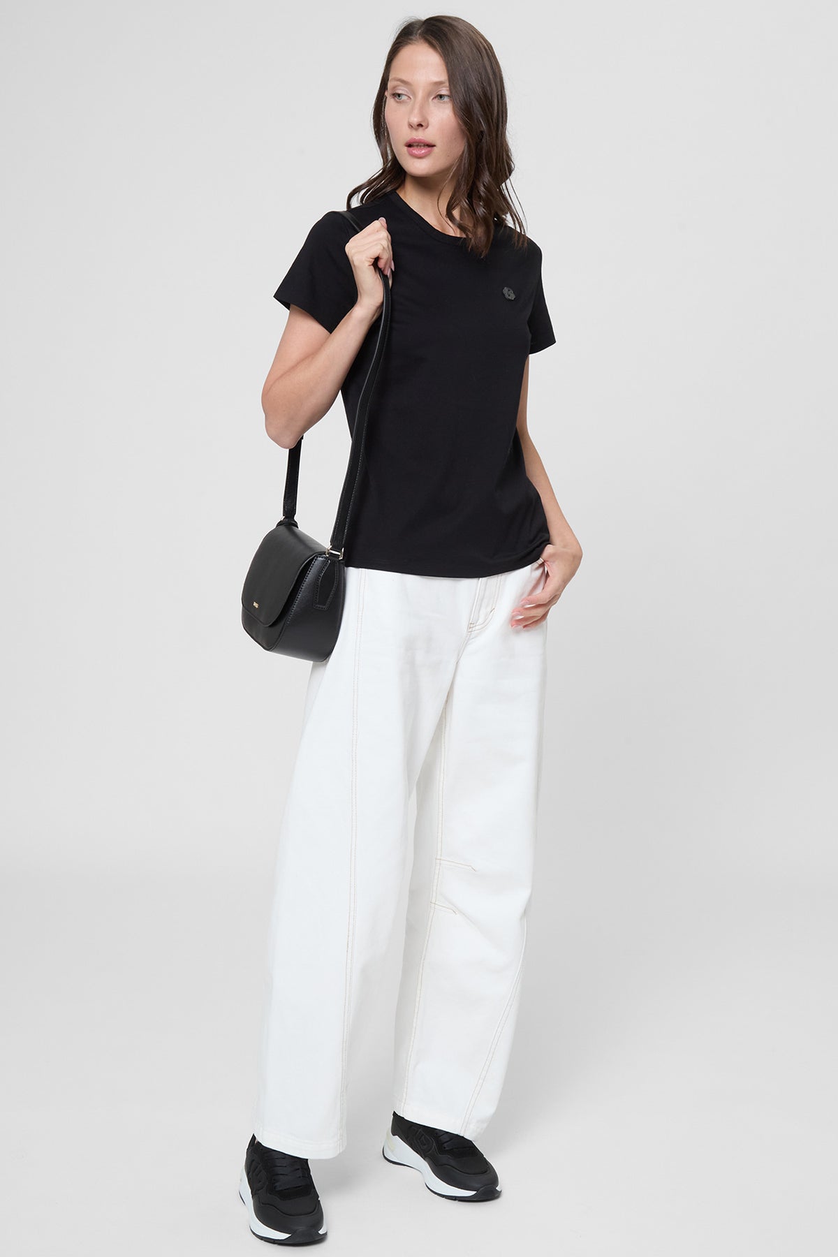 Mala a tiracolo com letras de logótipo