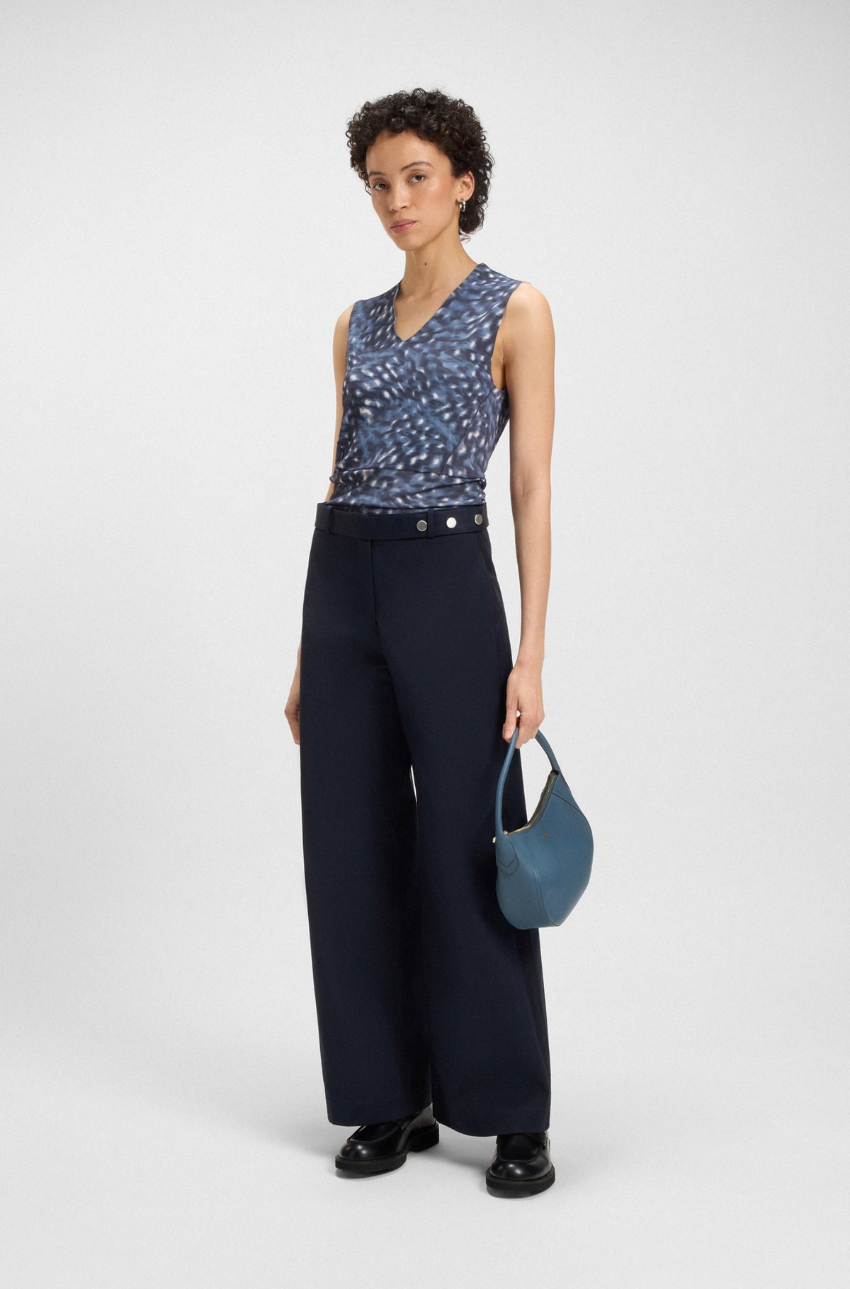 Mala a tiracolo em pele com detalhe de logótipo