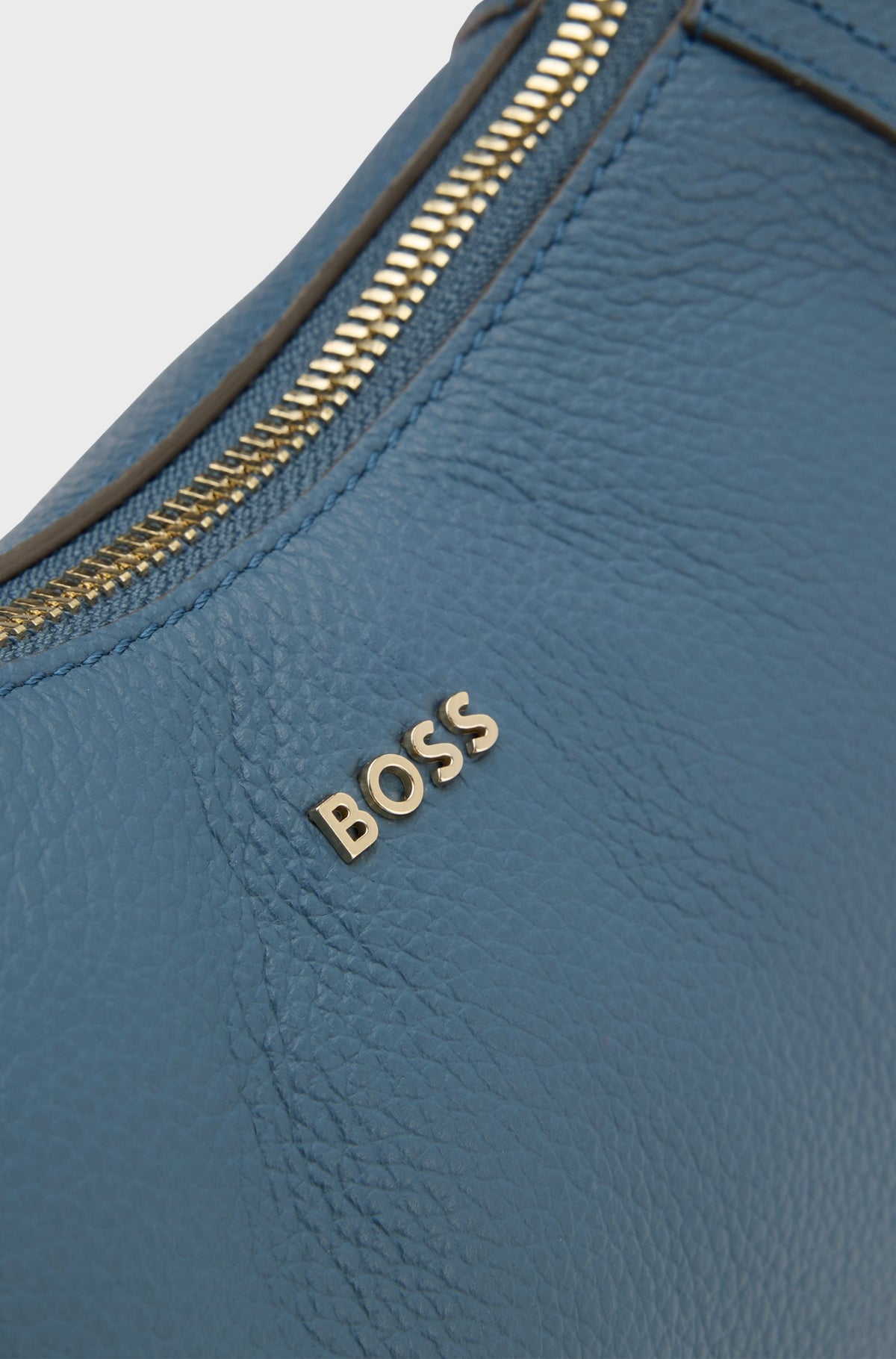 Mala a tiracolo em pele com detalhe de logótipo