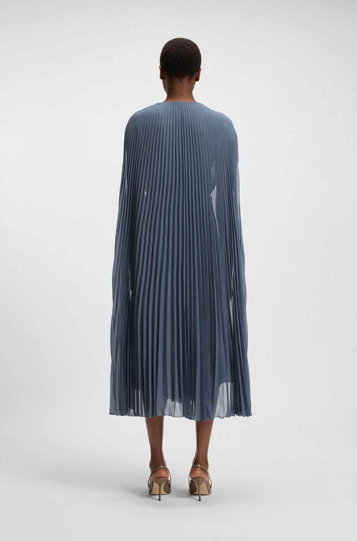 Vestido com cinto em chiffon enrugado com sobreposição