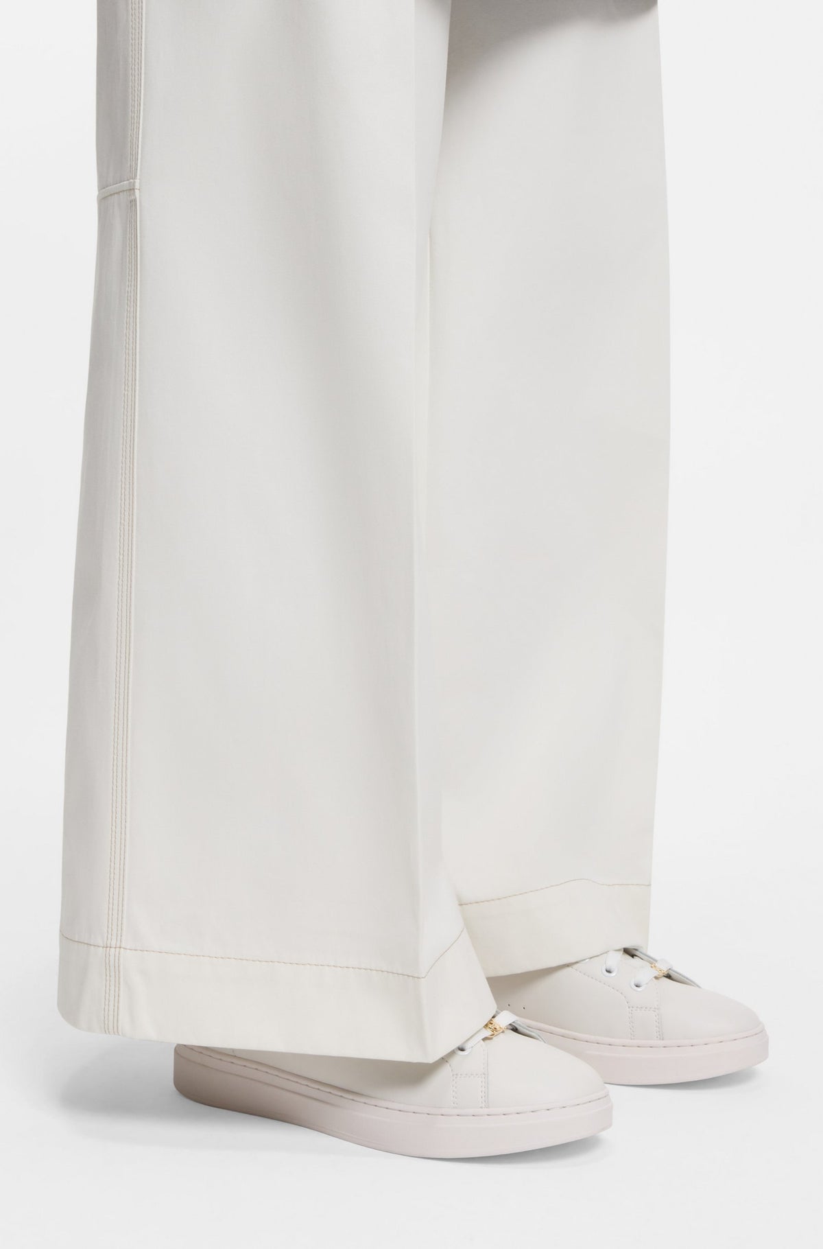 Sapatilhas em pele com logótipos em relevo