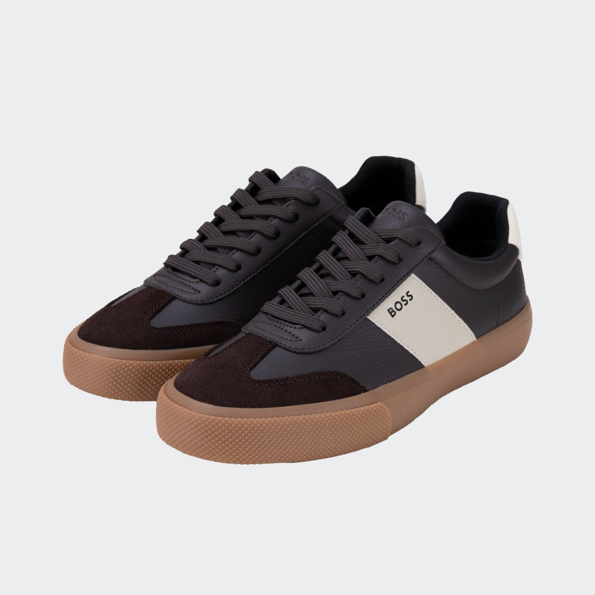 Sapatilhas em pele sintética granulada com acabamentos em pele