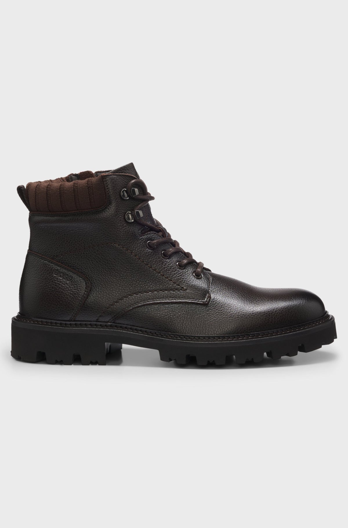 Botas de pele com atacadores e rebordo acolchoado