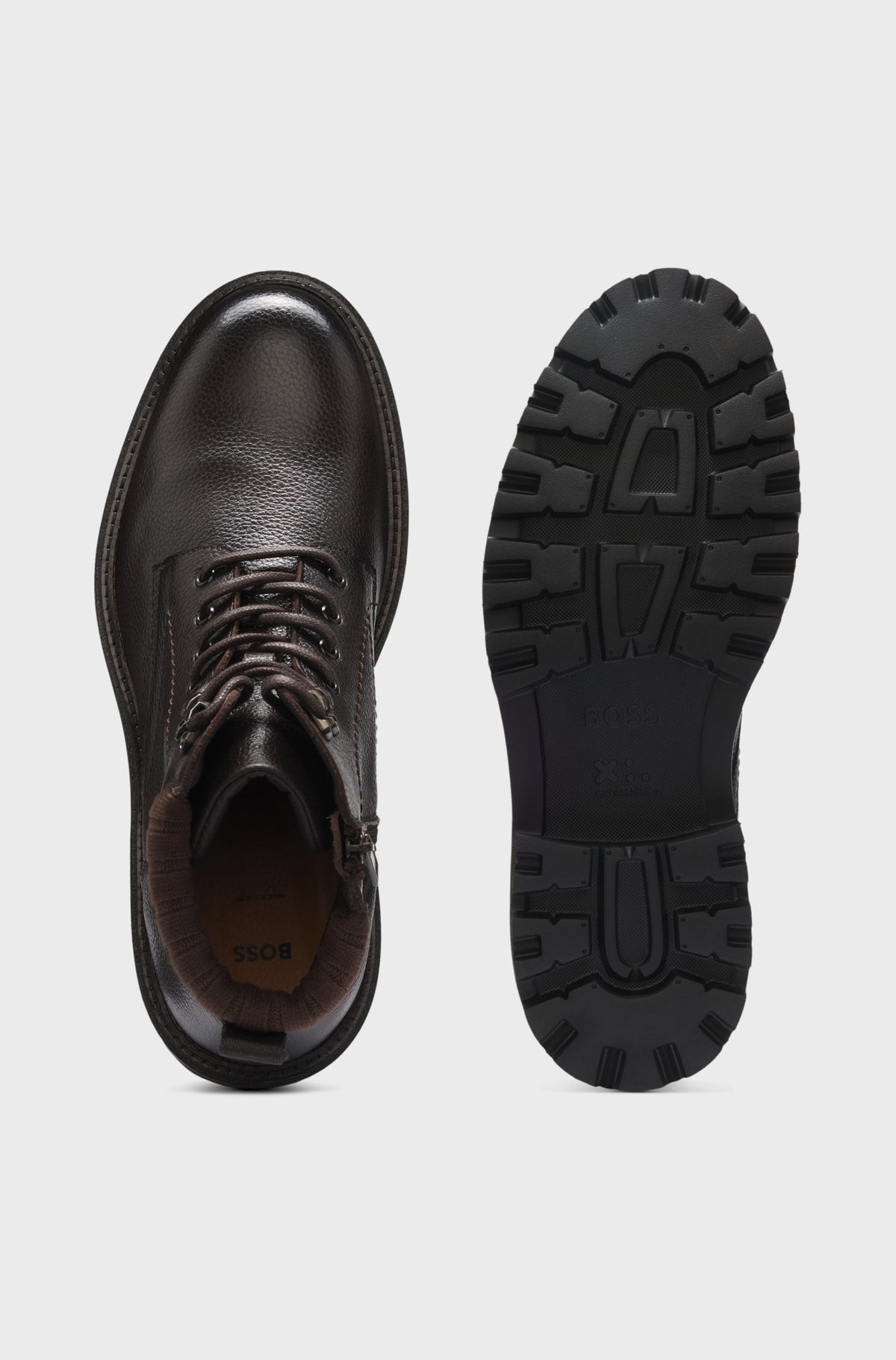 Botas de pele com atacadores e rebordo acolchoado