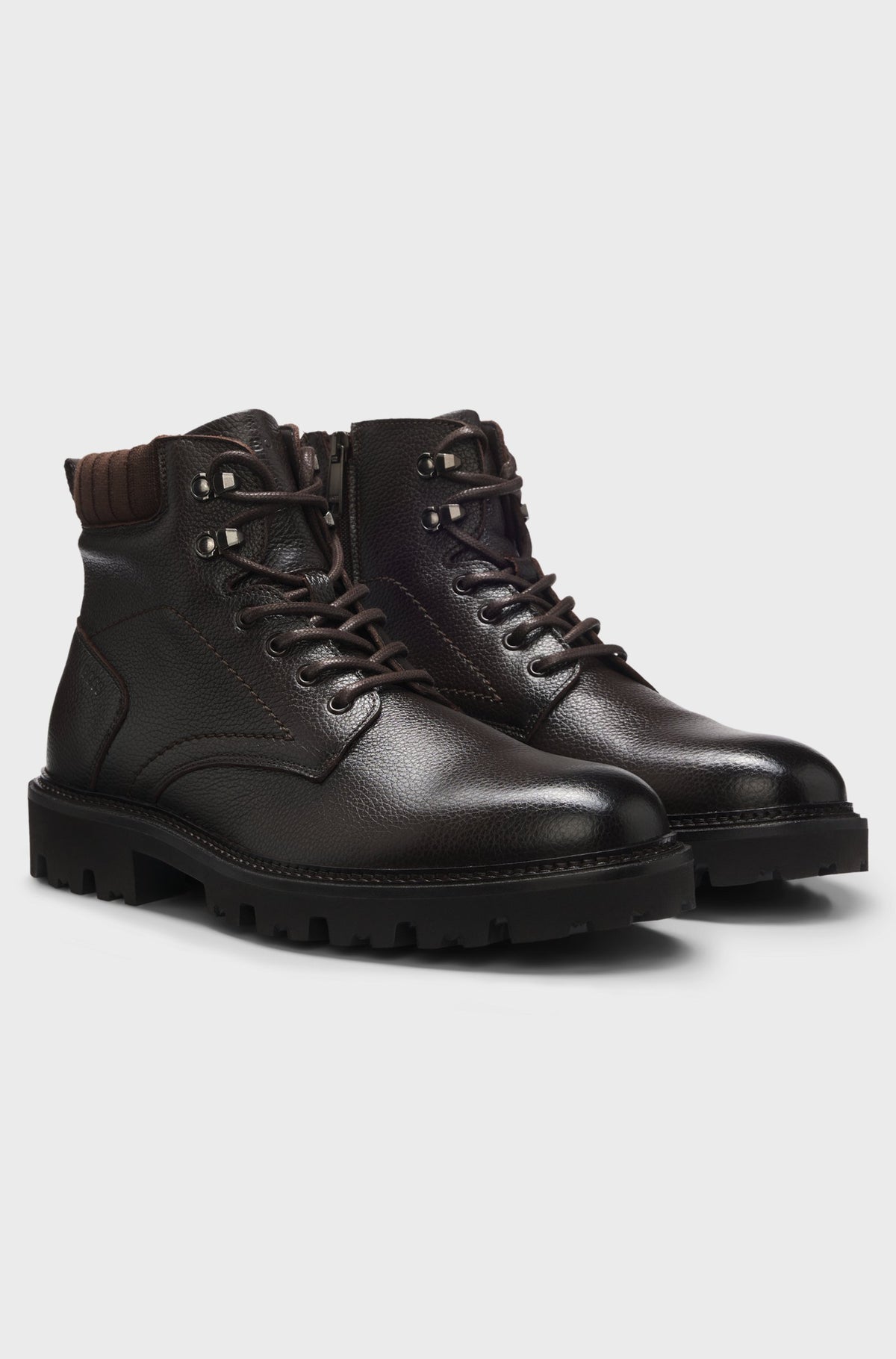 Botas de pele com atacadores e rebordo acolchoado