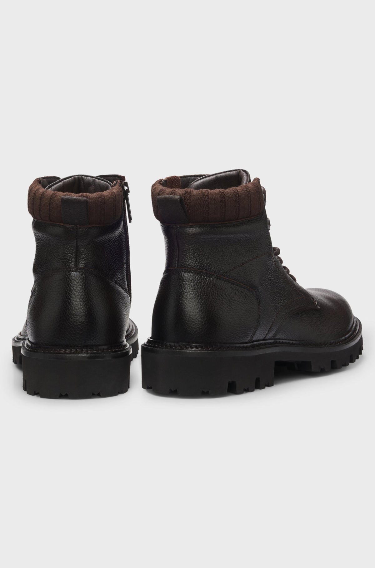 Botas de pele com atacadores e rebordo acolchoado