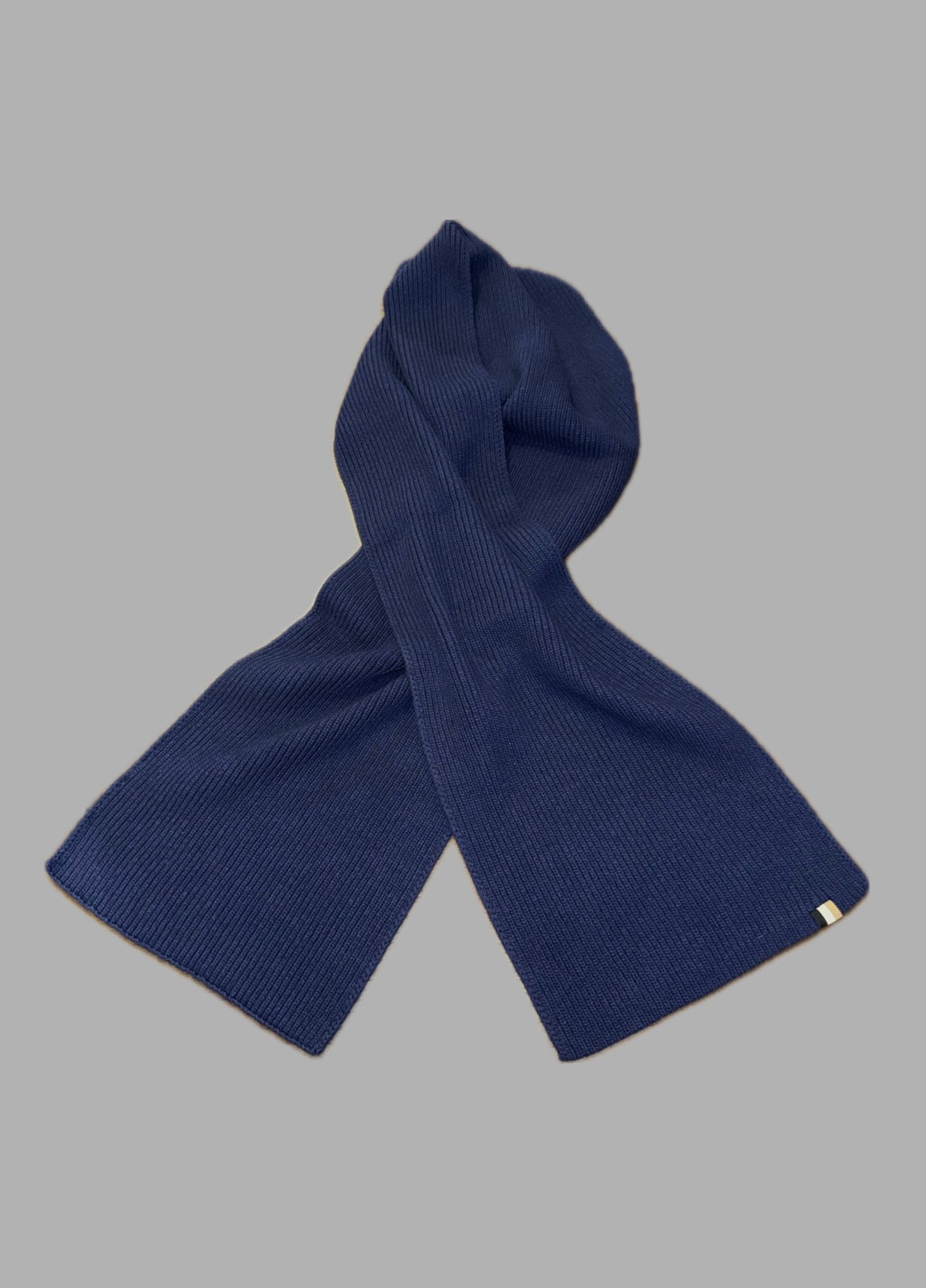 Cachecol canelado com bandeira da marca