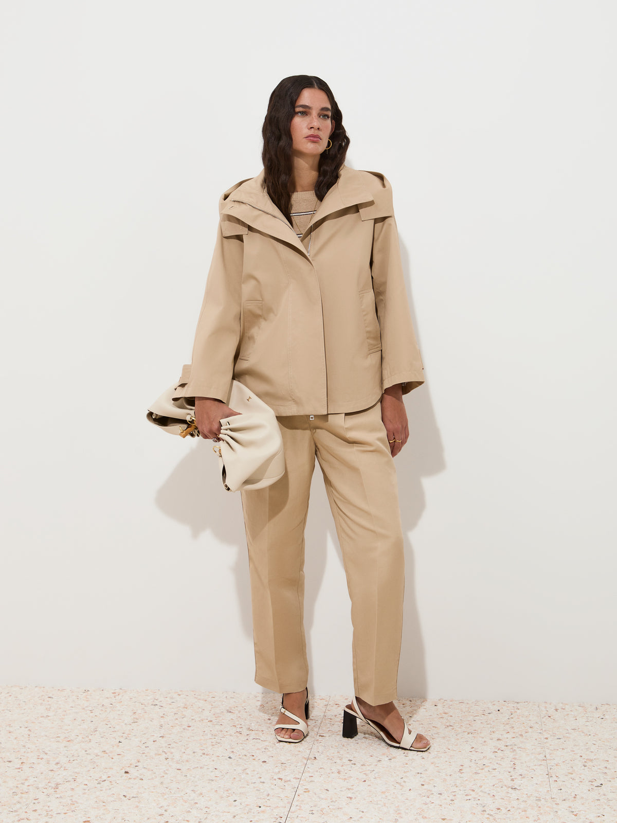 Parka curta com capuz amovível