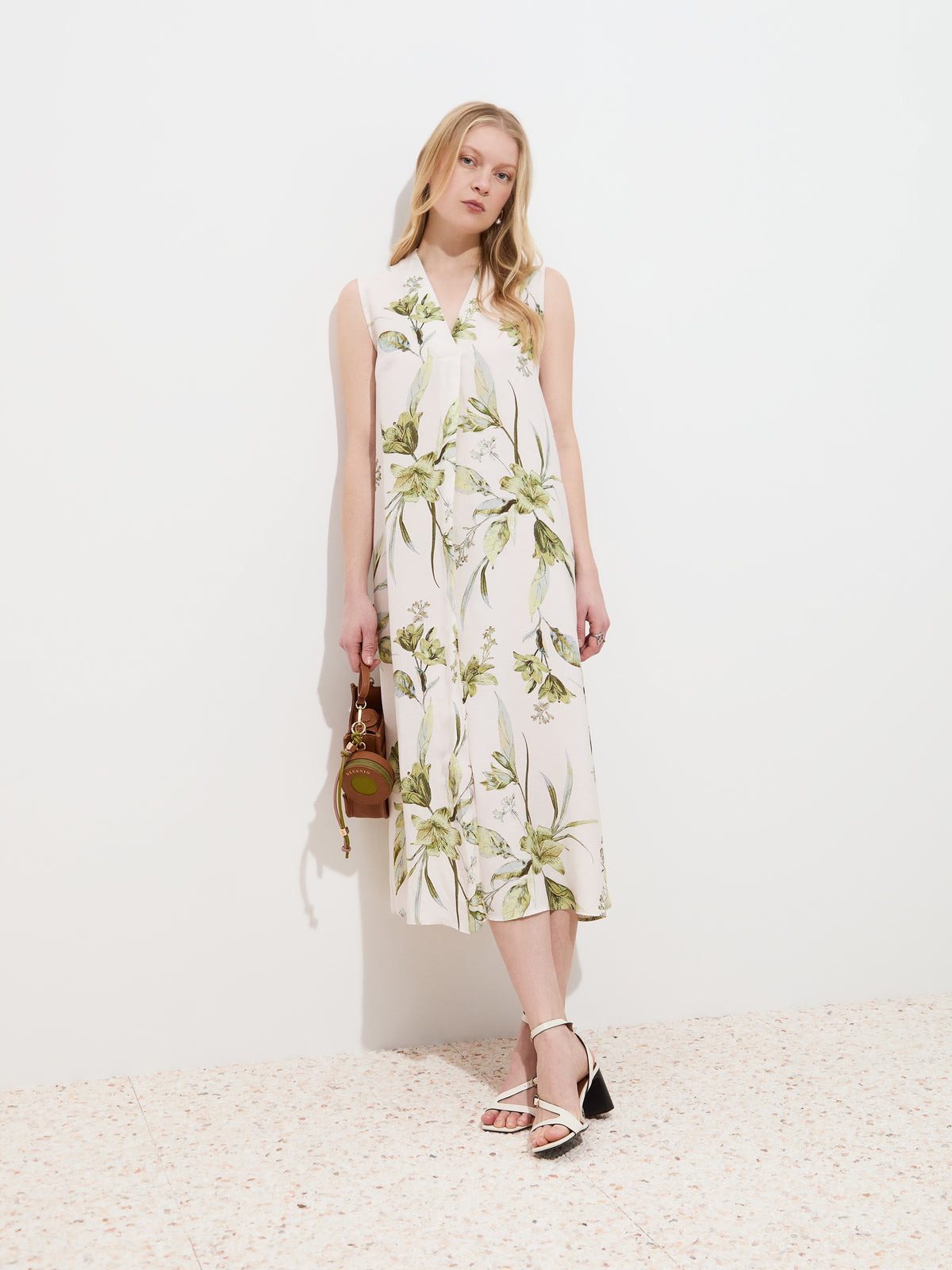 Vestido midi sem mangas