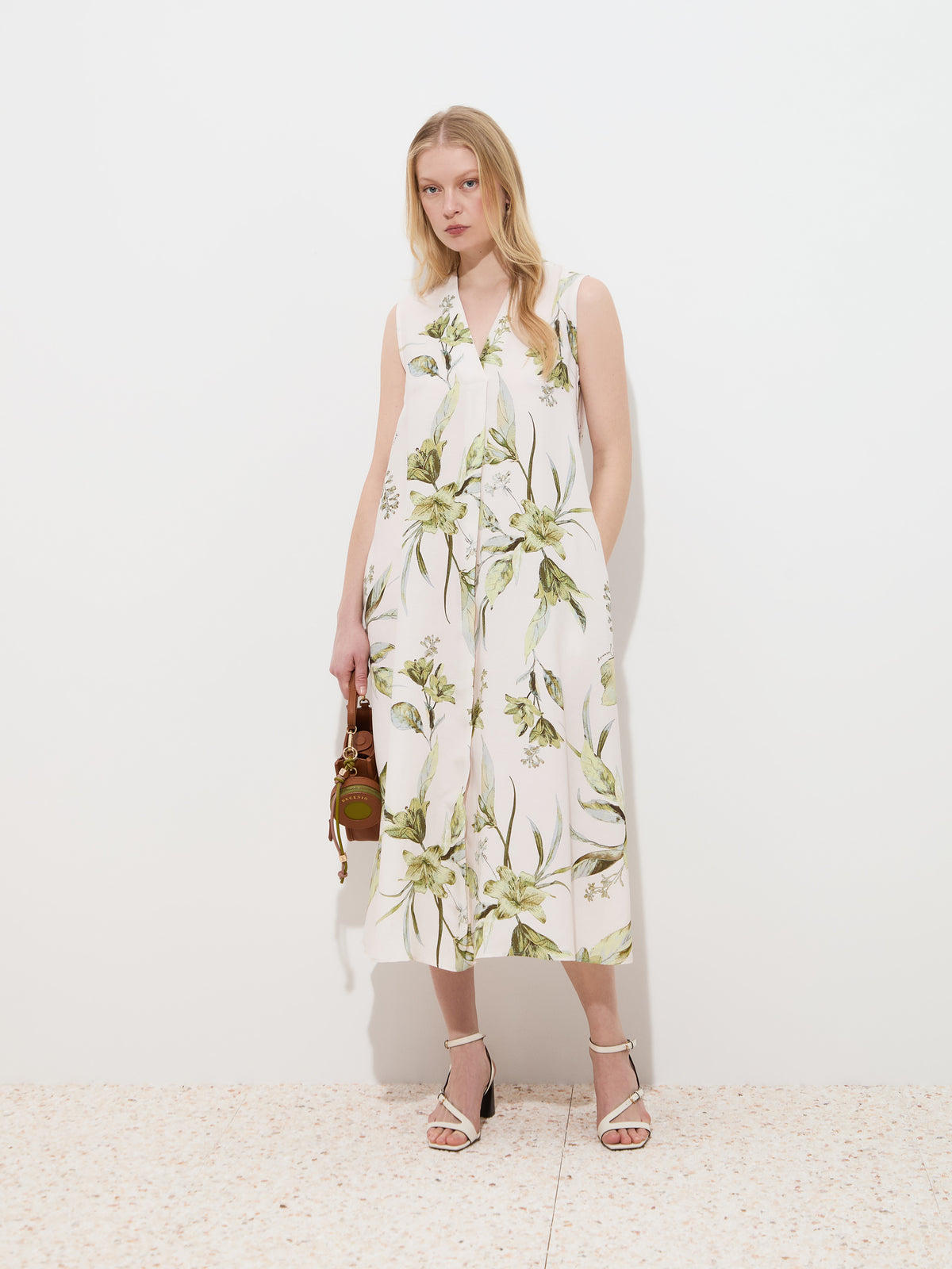 Vestido midi sem mangas